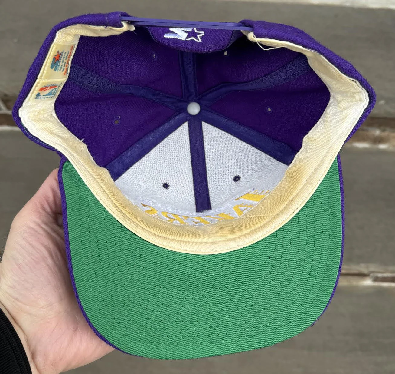 inside of Lakers Snapback .jpg