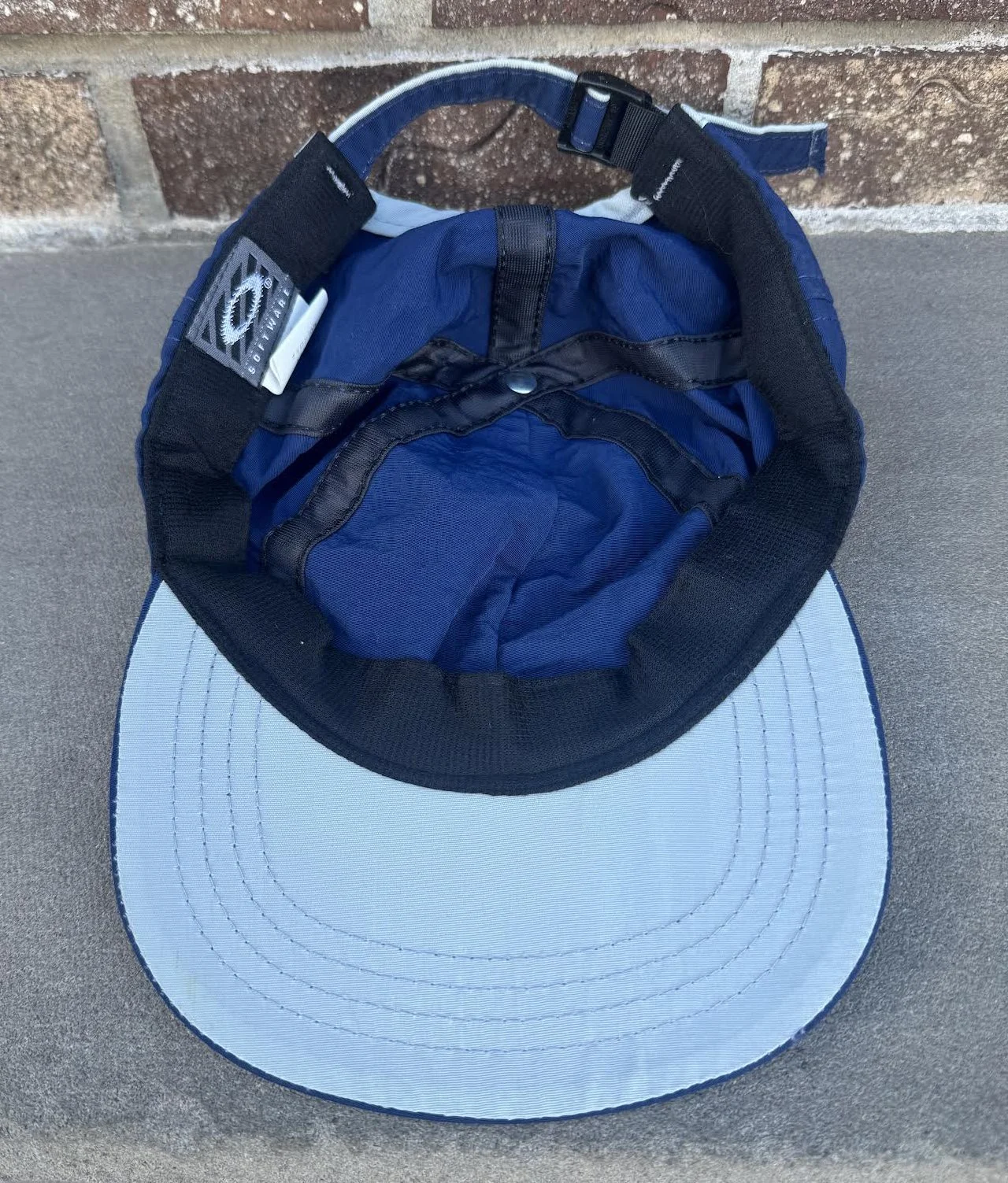 inside of Oakley Cap navy.jpg