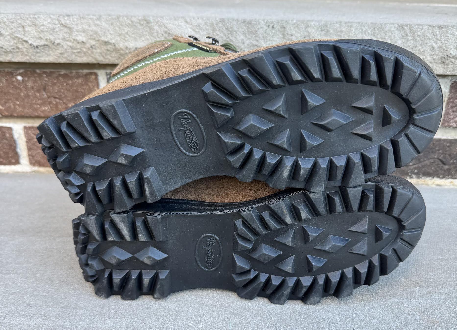 bottom of Vasque 7116 Skywalk GTX Dark Brown : Chive.jpg
