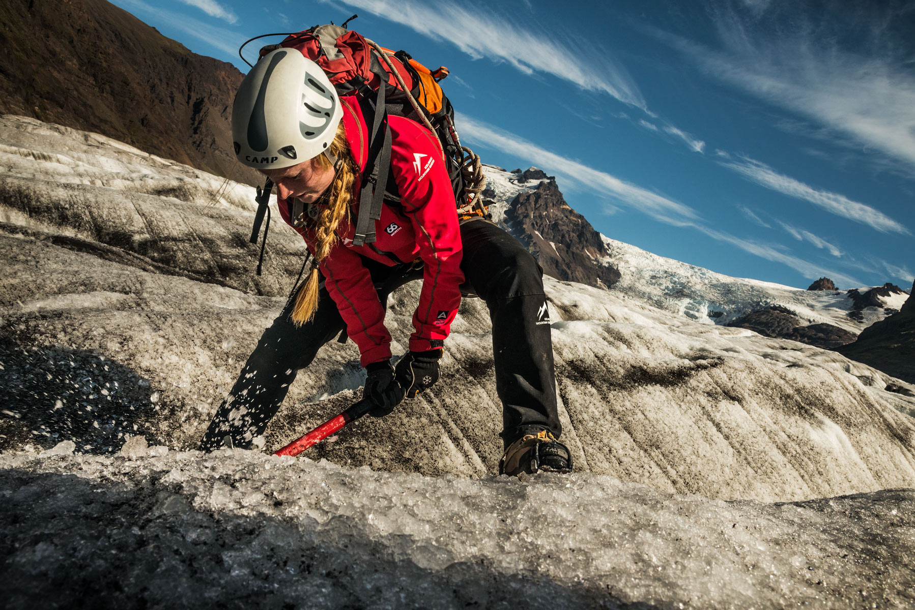 Svinafelljokull_carving.jpg