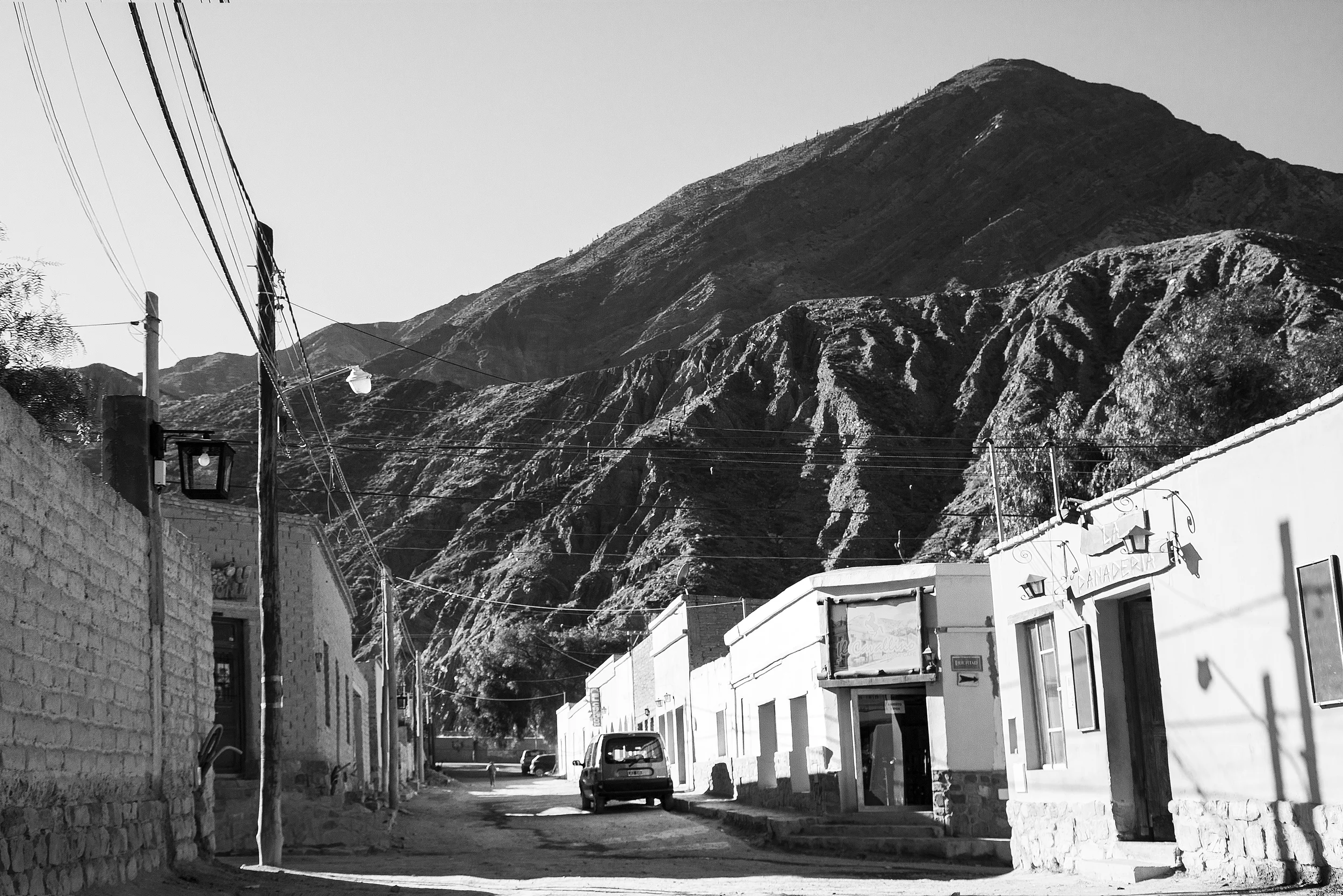 Calle con montaña en Purmamarca.jpg