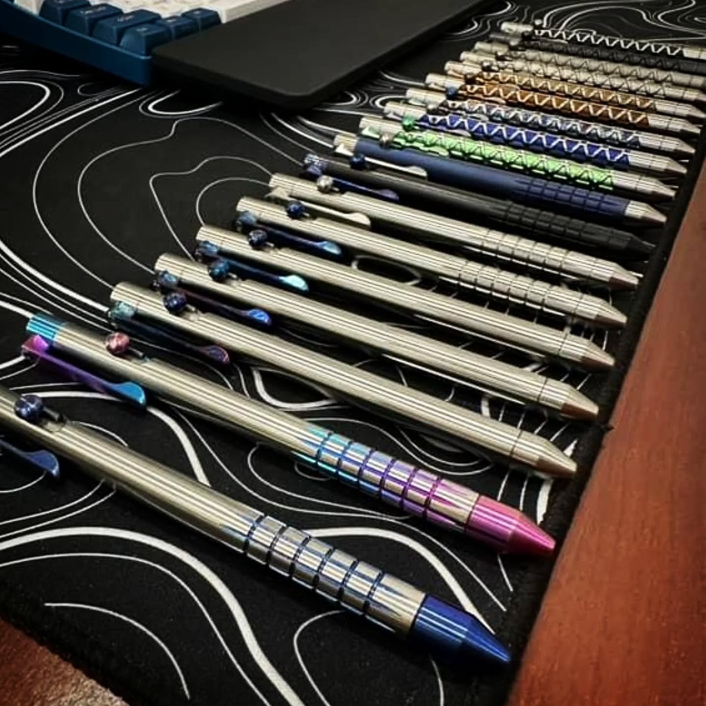 So @jesse_hester1 has a collection that is rather impressive! Much appreciated you savage! (ps don't light the guy up, MANY of these were acquired 2nd or 3rd hand...some modded ones in there too).
#edcbolt #pensofinstagram #edc #everydaycarry