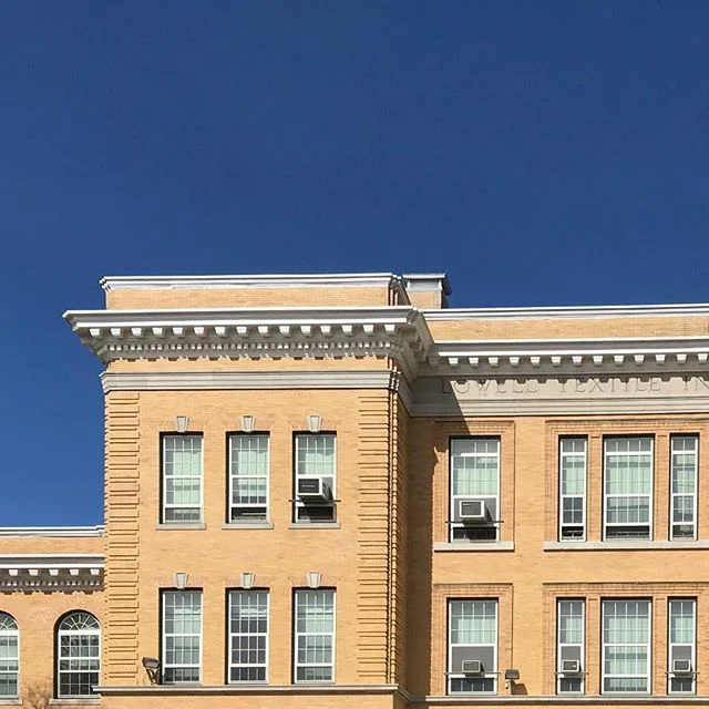 This detail&rsquo;s poppin&rsquo;. 🌞
-
#brick #brickwork #cornice #umasslowell #yellowbrick #lowell #historic #architecture #architexture #topsofthings