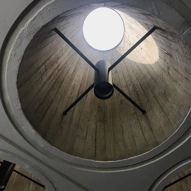 Board-formed concrete skylight complete with perforated cylindrical metal fixture? Yes pls. 😍
-
#concrete #brutalism #concretedesign #skylight #retro #midcentury #midcenturymodern #lighting #daylight #boardformedconcrete