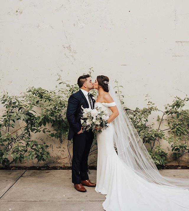 Take us back to last weekend in Seattle with these two love birds 🌿 Oh how we love traveling for weddings. Thank you for the sneak peeks @solaleephoto. Meet the Reas! // Flowers: @stephanie_roseanne_design_ // Venue: @fremont_foundry // Dress: @thed