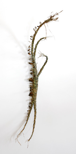 Breeze 18" x 8" Hay, wire, chicken feathers