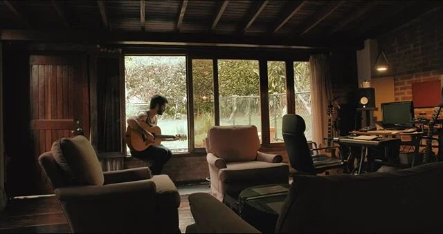 2020 es el a&ntilde;o, beb&eacute;s. Nueva m&uacute;sica, fucking excited. 📸 por @tutorodriguez 
#singer #songwriter #music #producer #folk #soul #cantautor #Caracas #Taylor #guitar #homestudio