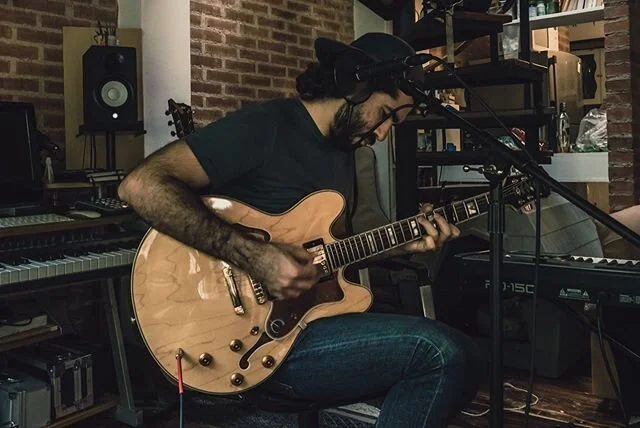 Hace unas semanas empezamos a montar mi nuevo show en vivo y por obvias razones tuvimos que suspender los ensayos. No s&eacute; si se han enterado pero hay un virus por ah&iacute; que detuvo todo. En fin, a&uacute;n as&iacute; les aseguro que no habr