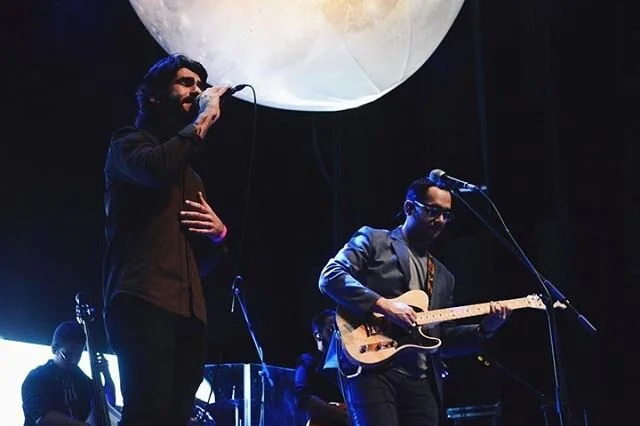 &iquest;Alguien me dice qu&eacute; hacer con las manos cuando cantas sin guitarra?

Incre&iacute;ble noche ayer junto @elotropolo_ y un equipo alucinantemente talentoso y echado pa&rsquo;lante. Polo y yo record&aacute;bamos hace poco nuestra amistad,