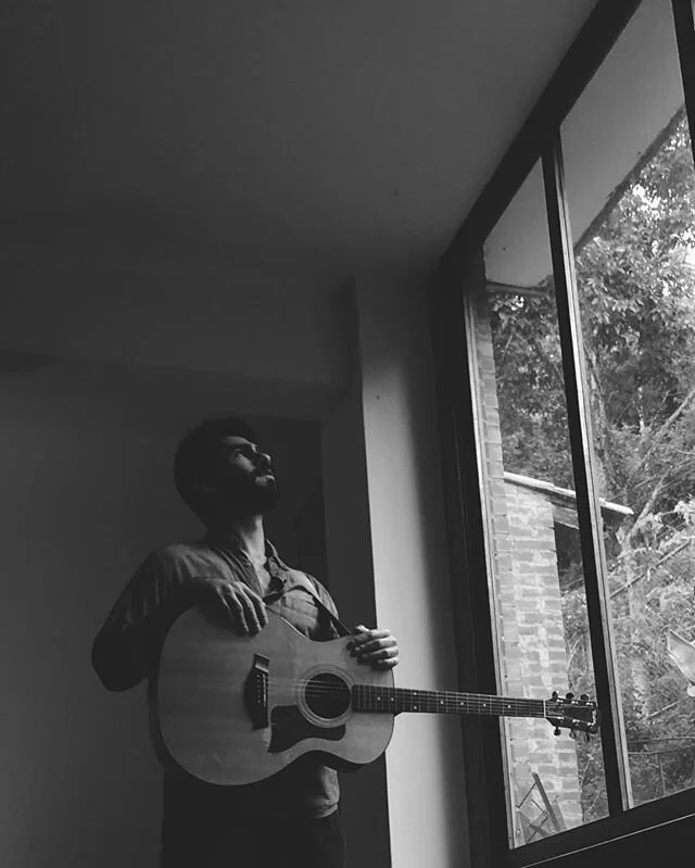 Con toda honestidad, no me cae tan mal eso de encerrarme en la casa, o en el estudio. Se puede ir bastante lejos con la imaginaci&oacute;n. &iquest;No les pasa? 🐛 📸 by @patycarmona 
#stayhome #cantautor #Caracas #Venezuela #singer #songwriter #musi