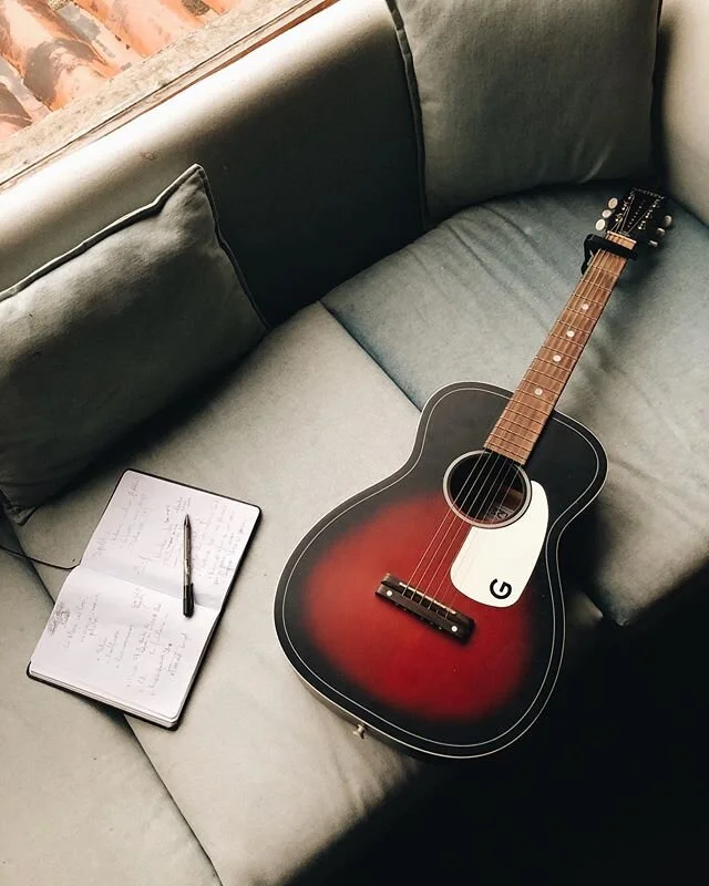 Detesto llenarme la boca con promesas de futuros proyectos, prefiero trabajarlos, pulirlos, y mostrarlos una vez listos. Pero creo que es momento de contarles algo y de soltar el control, abrirme y conectar con ustedes. Eso mismo ha sido parte del pr