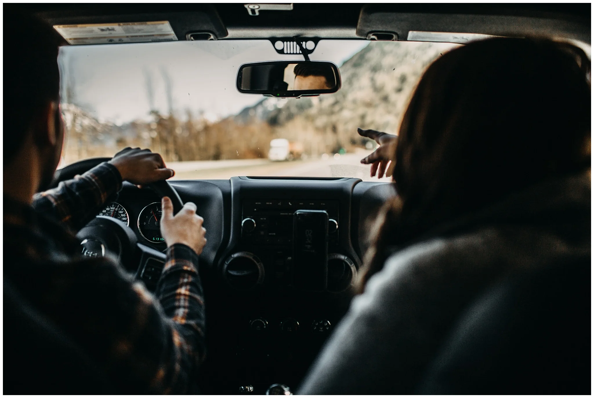 couple driving jones lake engagement session