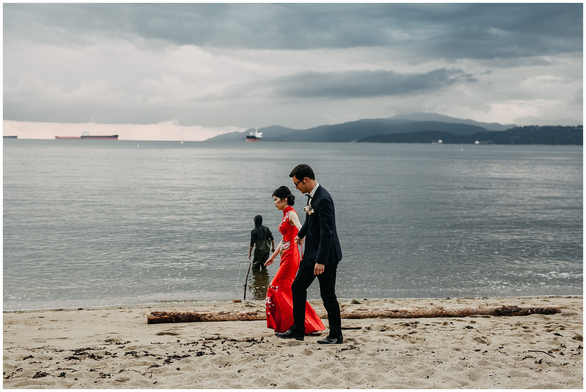 bride and groom portrait on the beach at stanley park