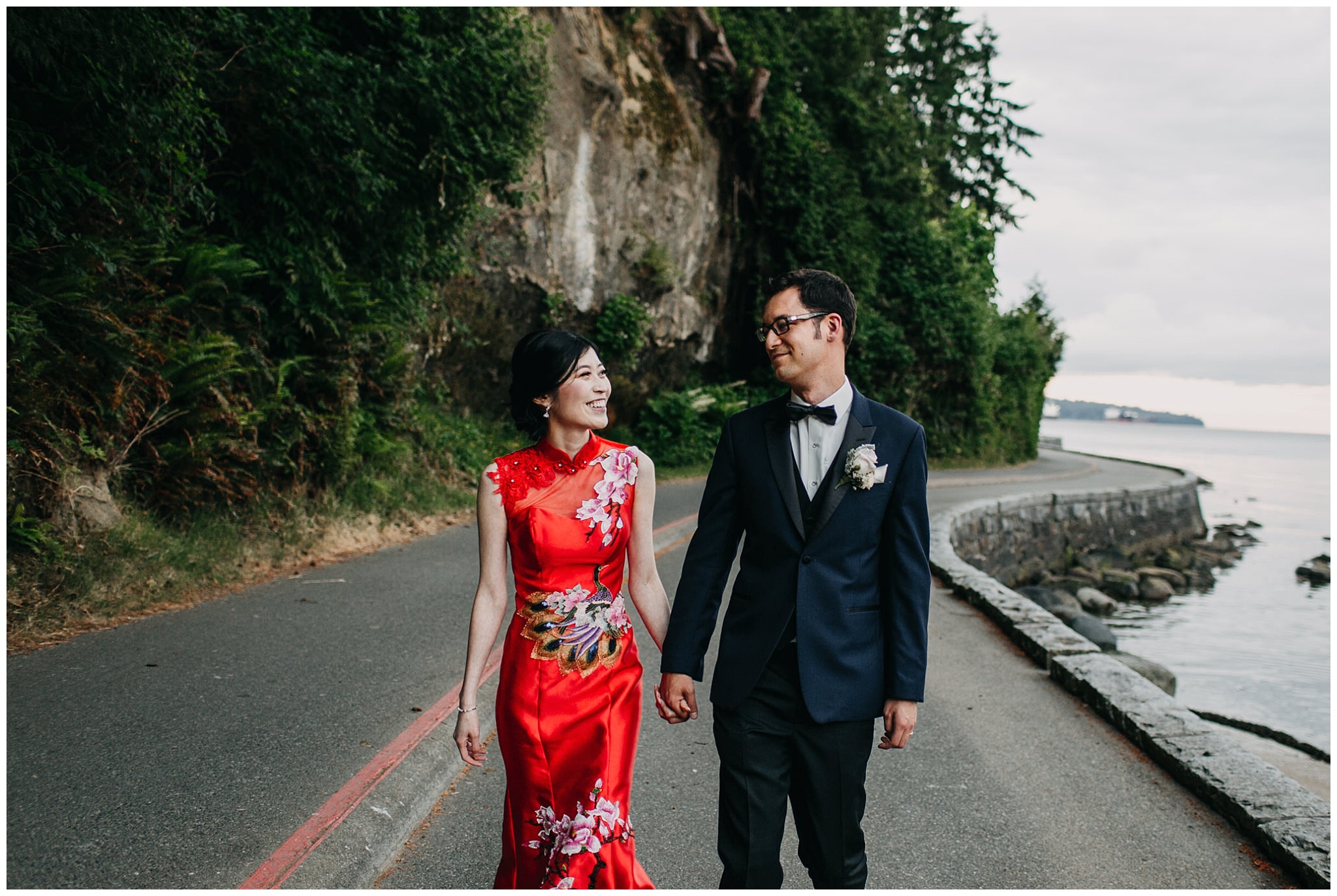 bride and groom portrait on the seawall at stanley park