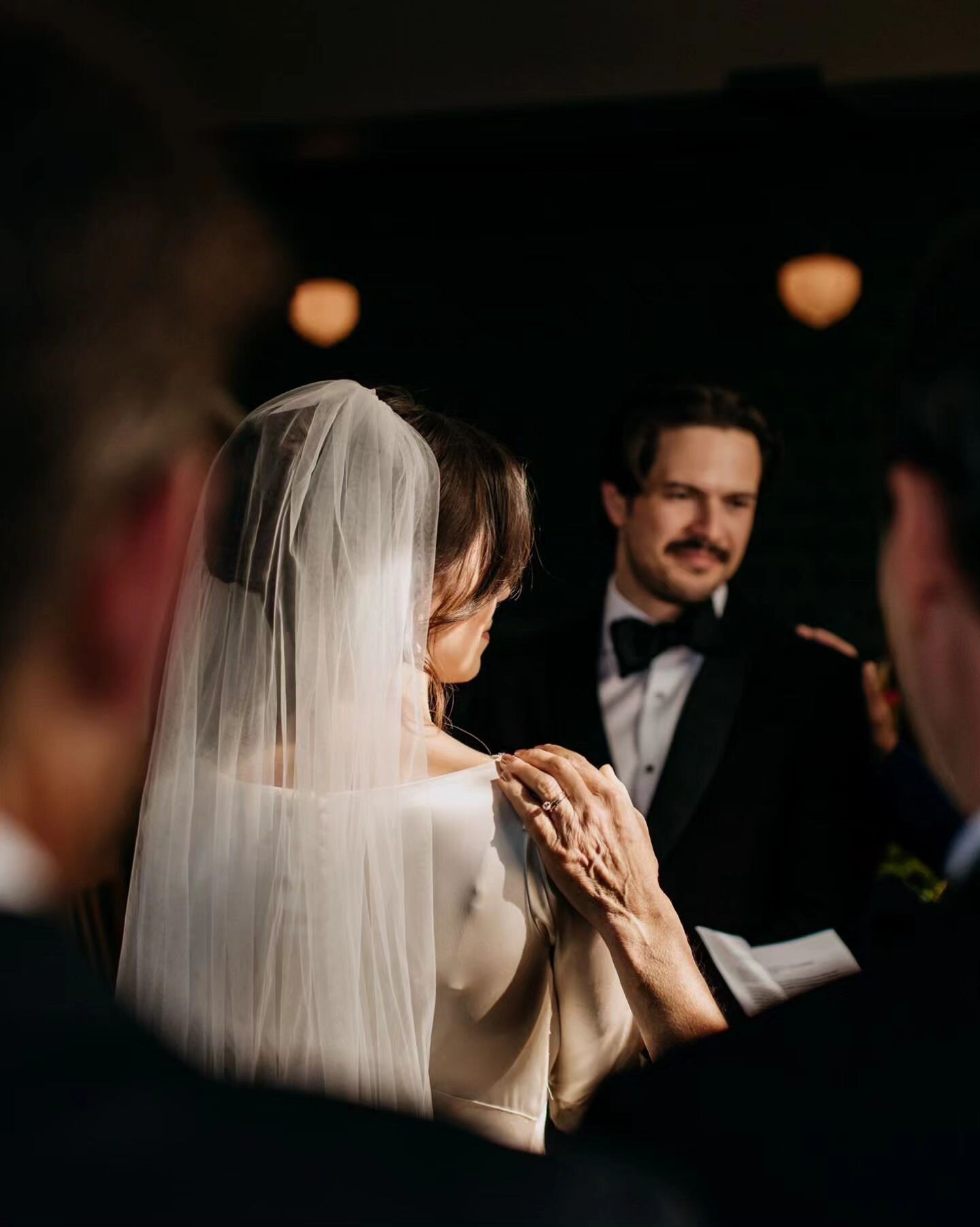 The portraits are wonderful, but these moments are what weddings are all about ❤️ My main focus always is to capture what is happening organically on your day, between you and all your people.

//The team for E+B's day: 
@thistlebea @axartatelier @la