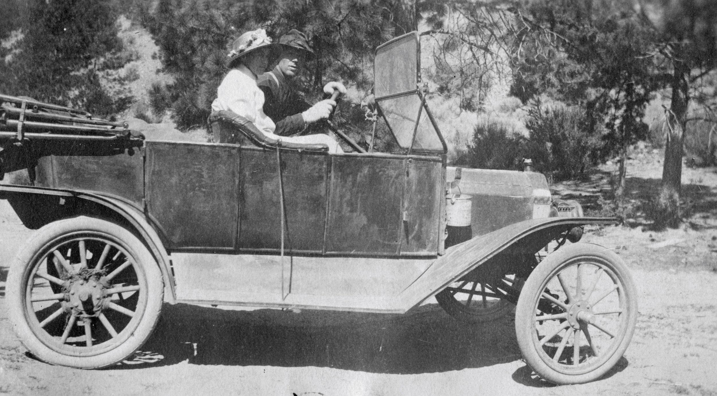 Walt and Minnie Demaris in auto.jpg