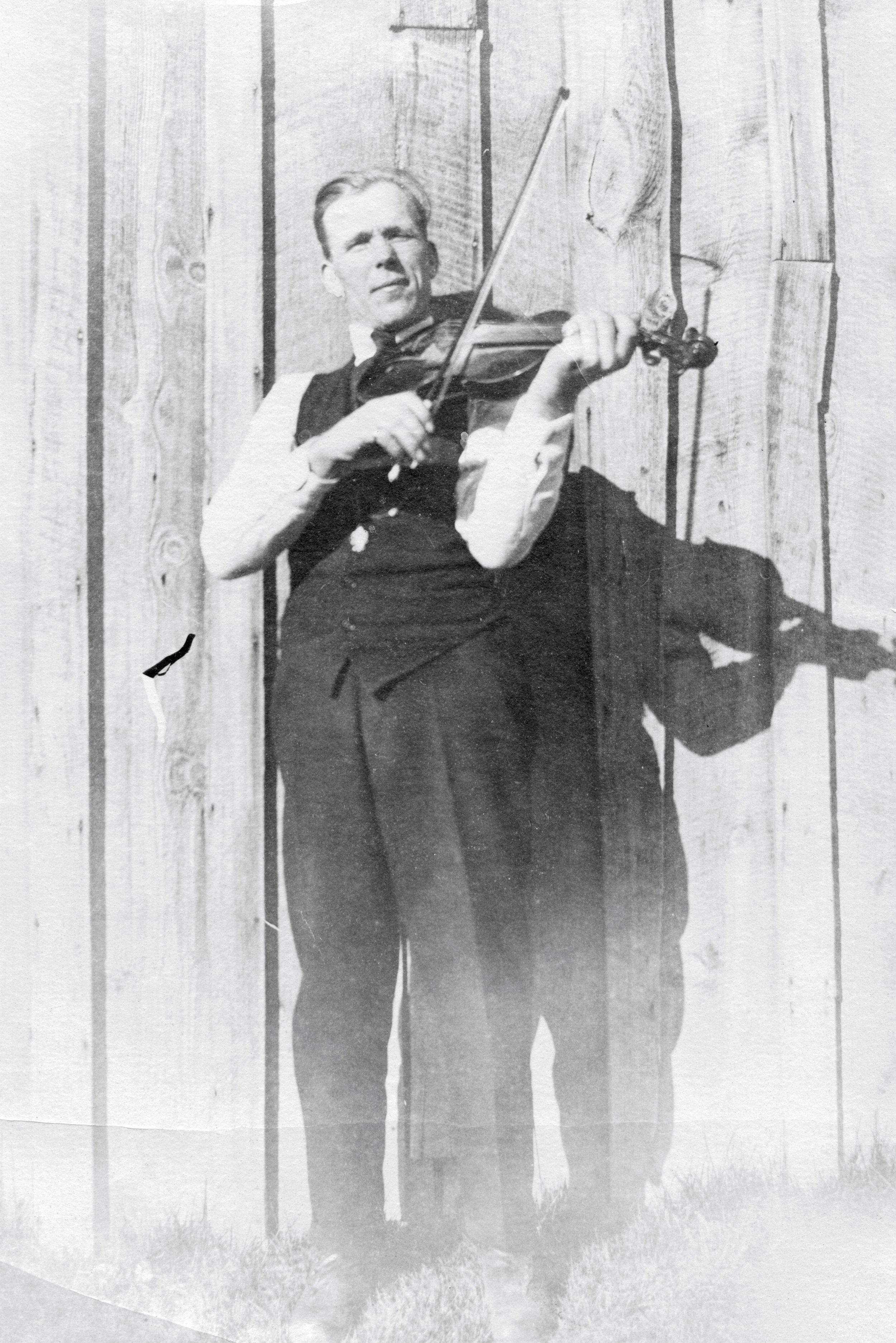 Jess Demaris with fiddle 1920.jpg
