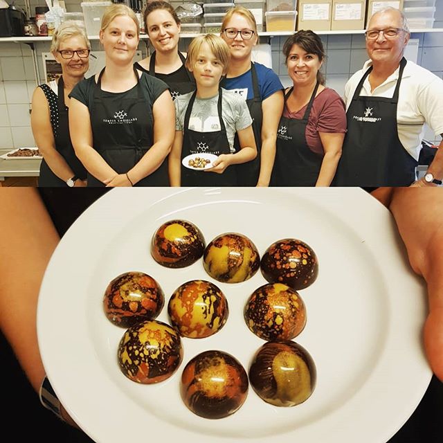 Another great group of people for our filled chocolate course. #temperchokolade #chocolate #chokolade #ribe #danmark #valrhona #myvalrhona #valrhonachocolate #valrhona_scandinavia #vadehavet #sydvestjyskesmagsoplevelser #bonbons #chokoladekursus