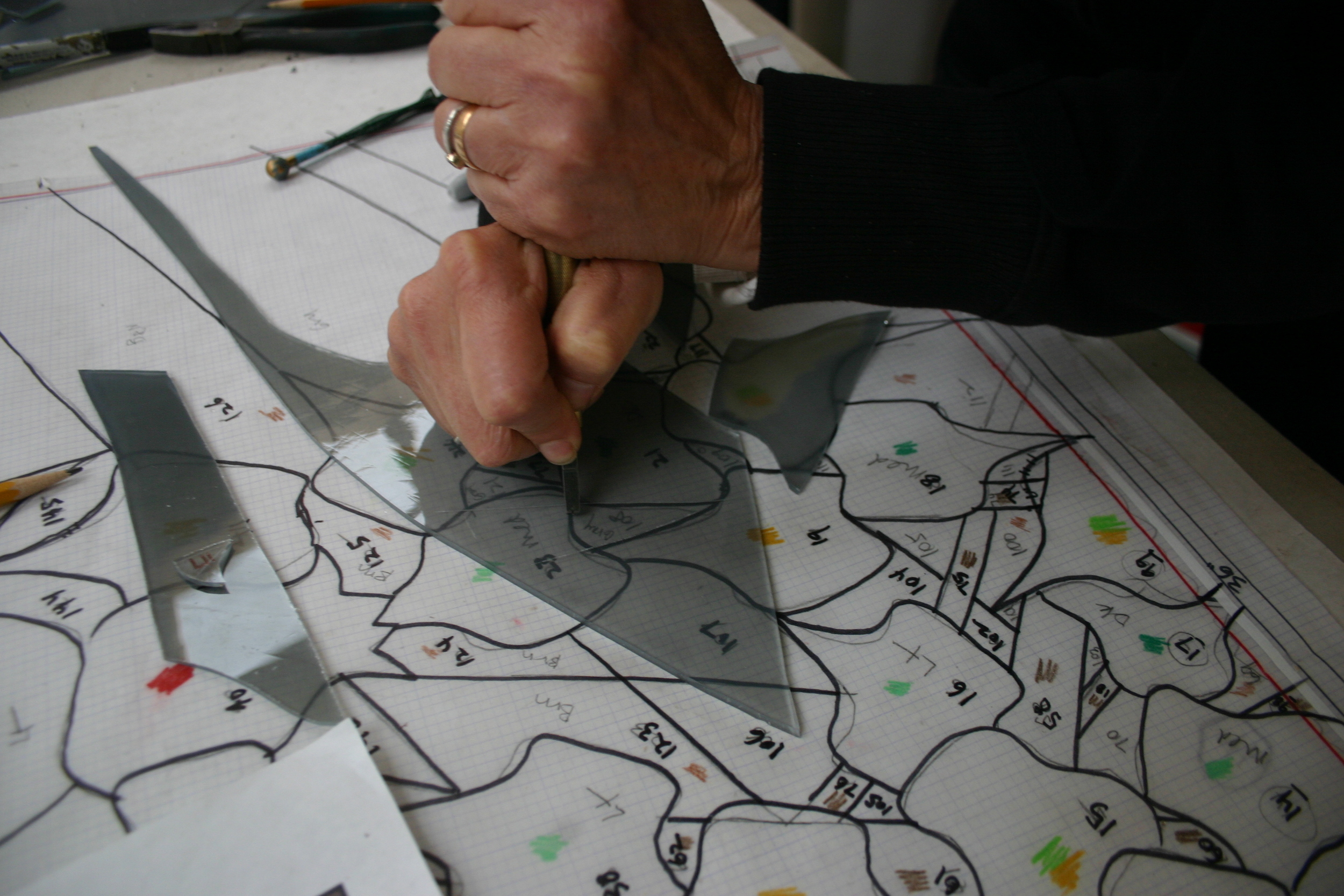  Cutting glass by the English method. 