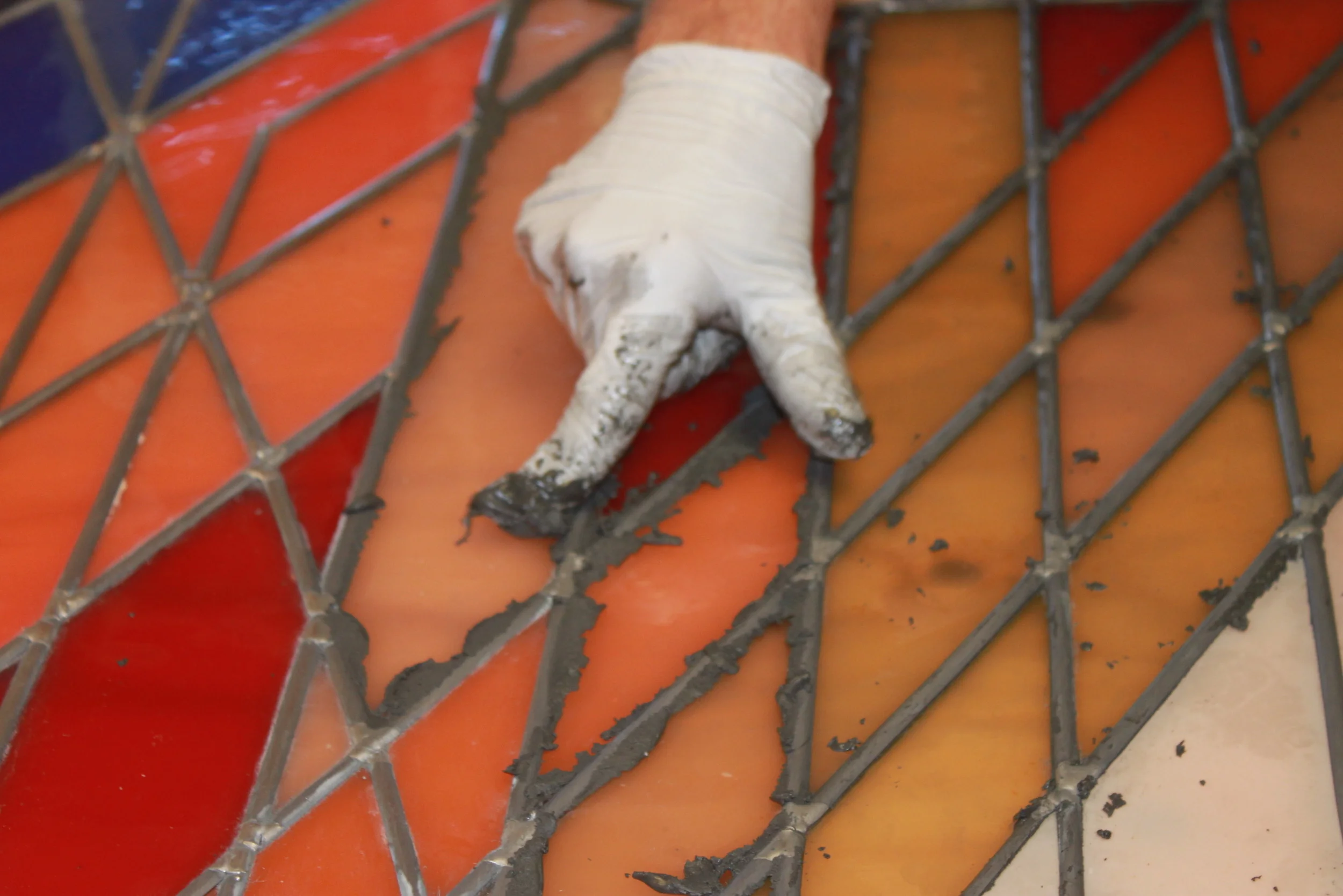  Pushing glazing putty under the came. 