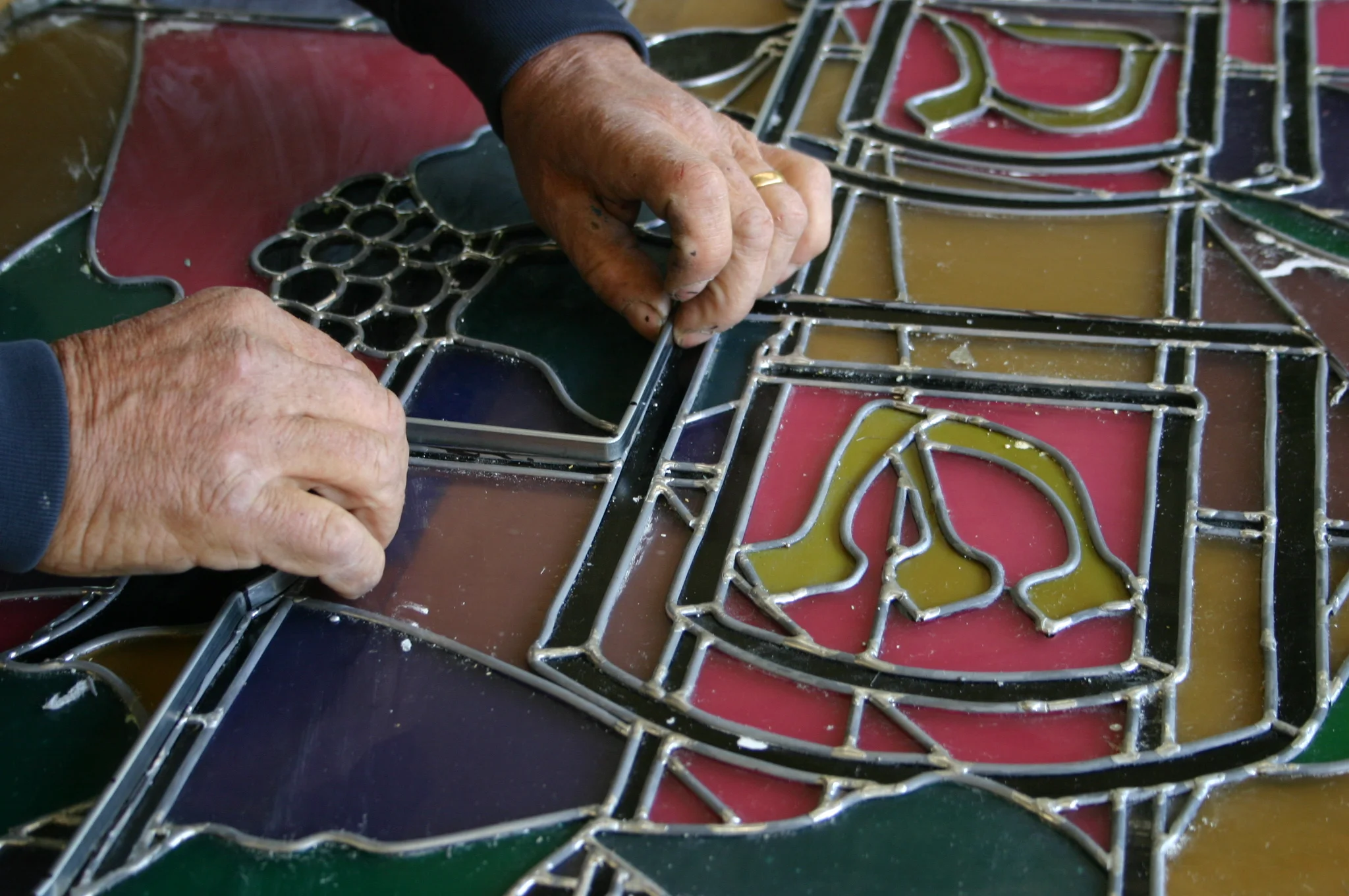  Fitting the bent steel bar to the lines of the design. 