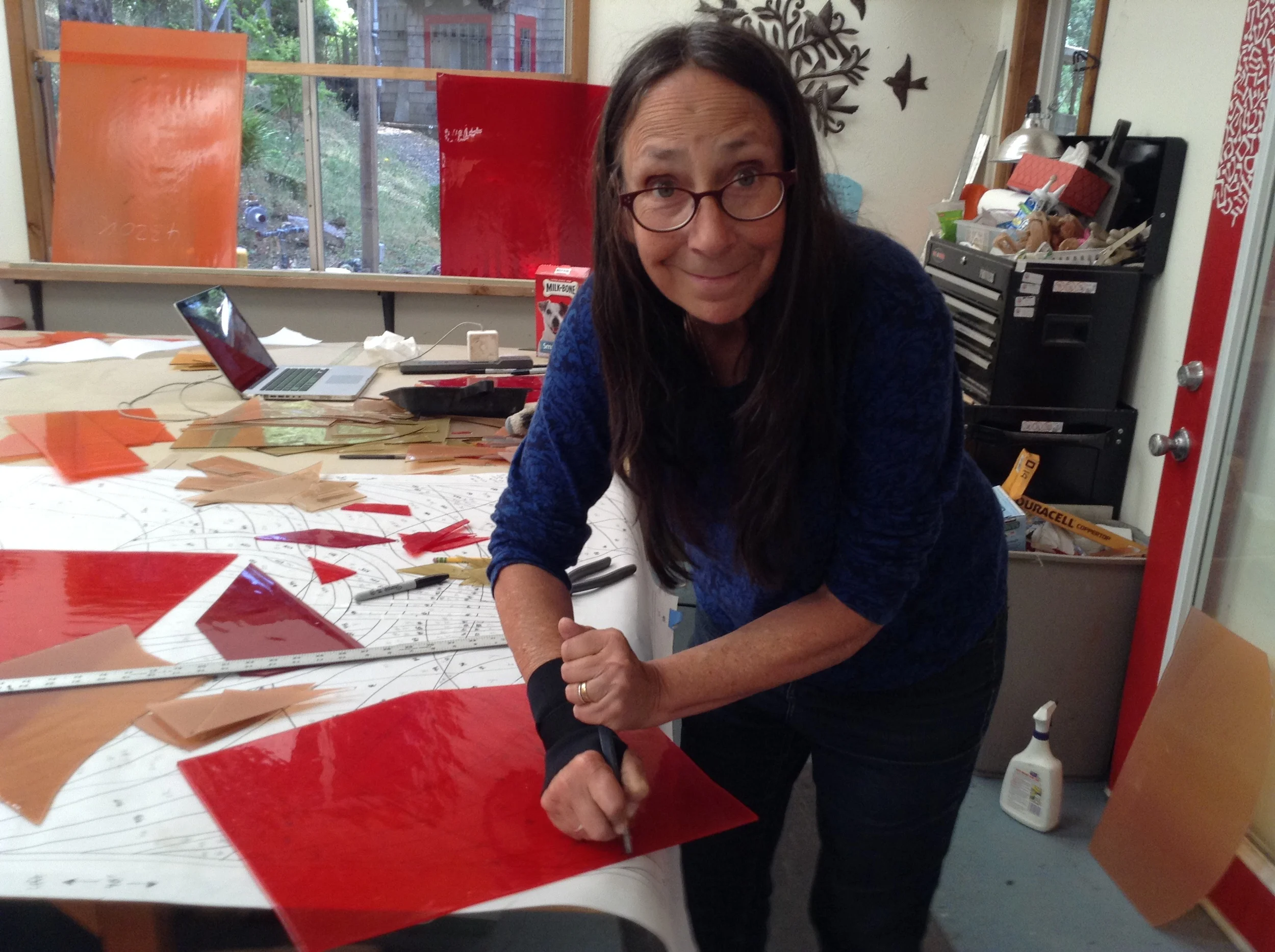  Two hands are required to apply enough pressure to score the glass. 