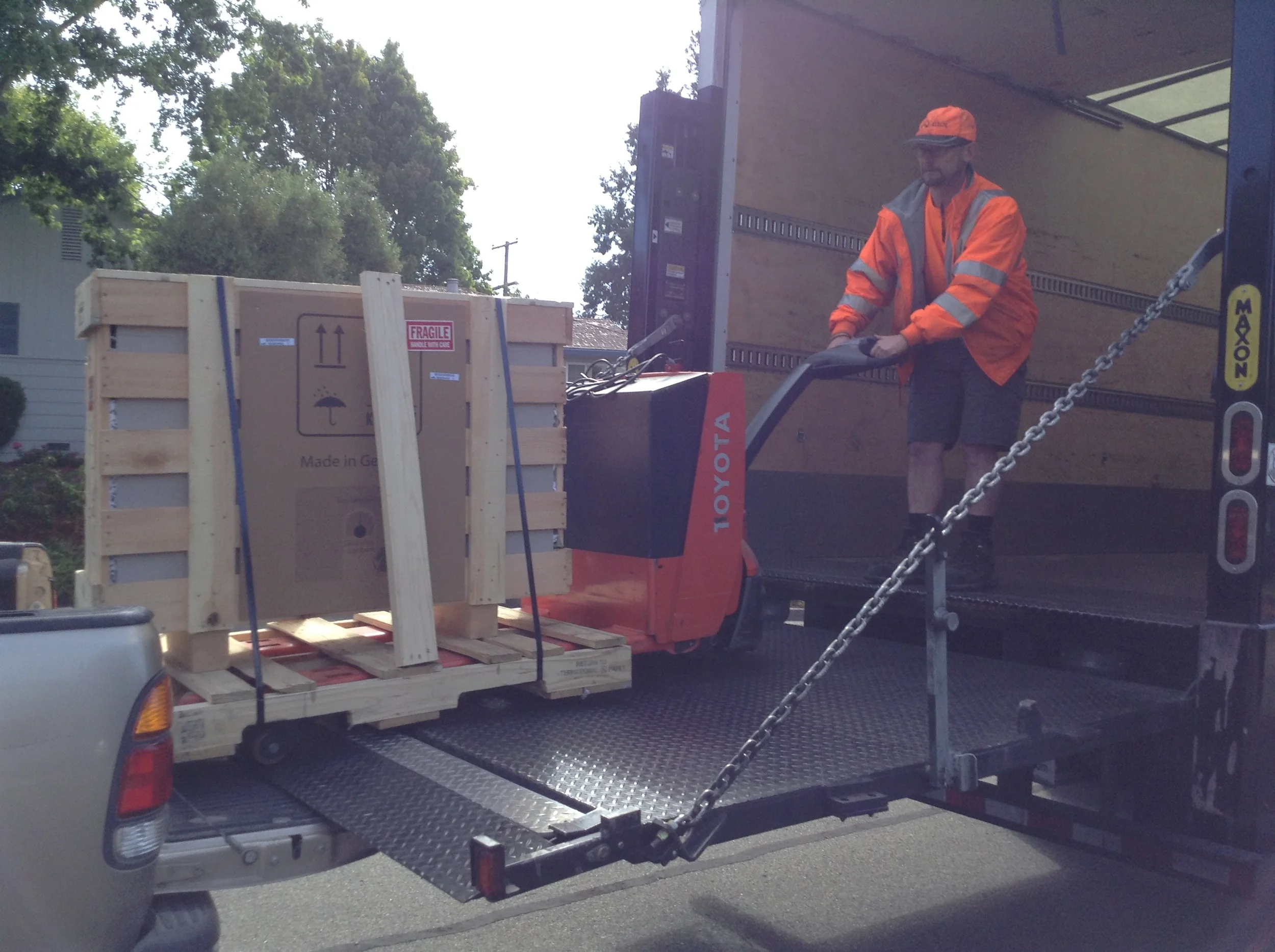  The driver neatly transfers the 400# crate of antique glass from his truck to ours. 