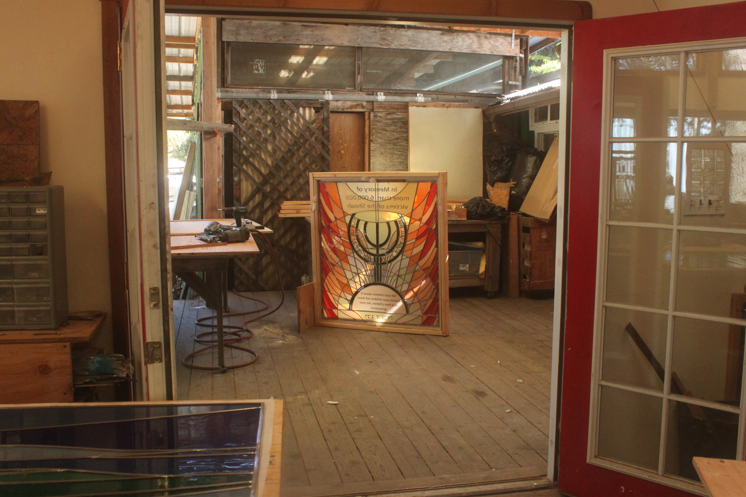  The lighted LED panel is placed behind the diffusion screen and the back placed on the frame. 