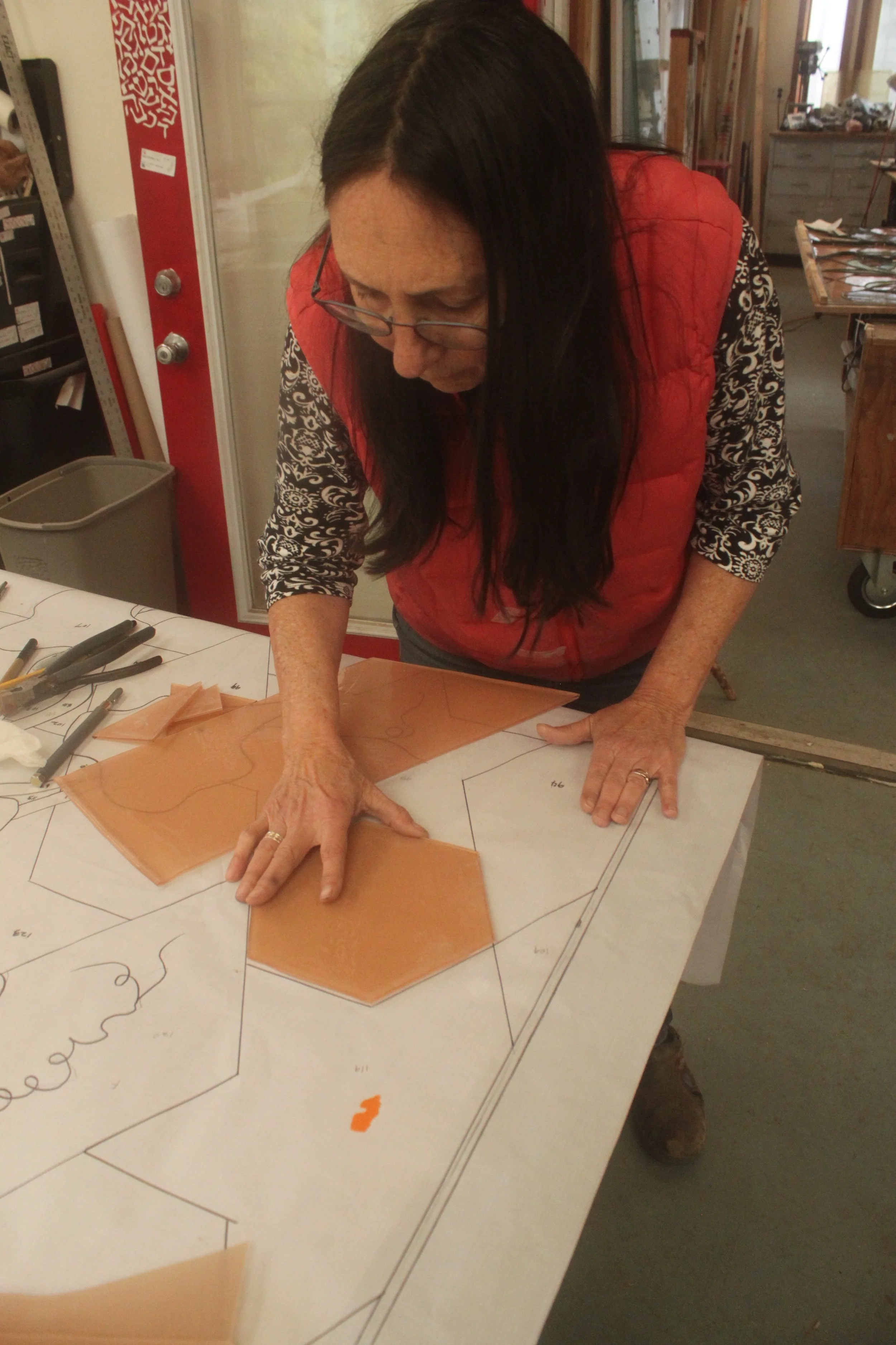 In the meantime, Michelle continues cutting glass for the second of the grapevine panels.