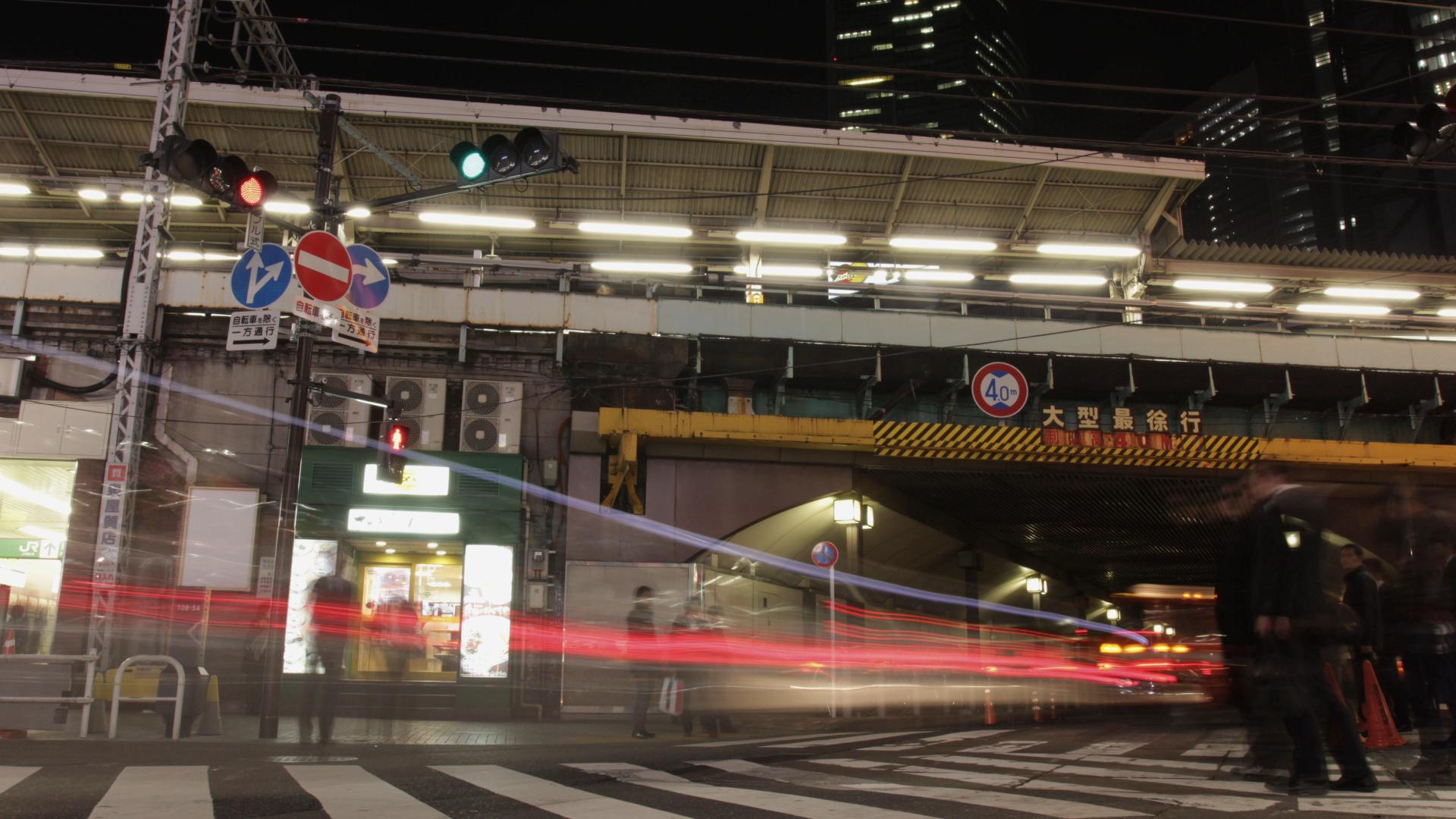 TOKYO SHINBASH TRAIN STATION CROSSING.jpg