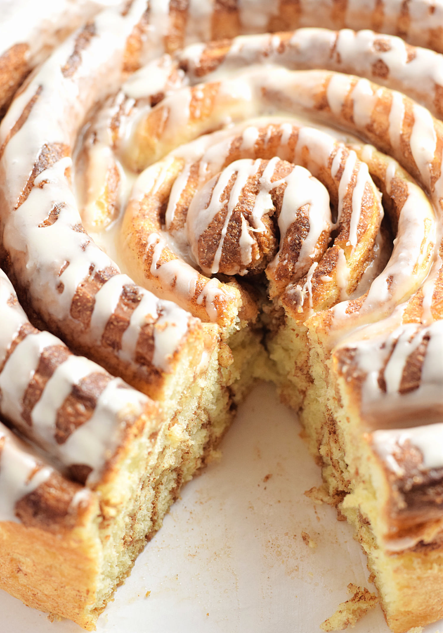 https://images.squarespace-cdn.com/content/v1/54a04011e4b0d1a214af85a9/1437359827200-K6JDWD4VVEED037SPBNV/Cinnamon+Roll+Cake+-+soft%2C+fluffy%2C+gooey+cinnamon+rolls+made+easier+and+more+beautiful+in+the+form+of+a+giant+cinnamon+roll+cake%21+Must+try%21+%7C+trufflesandtrends.com