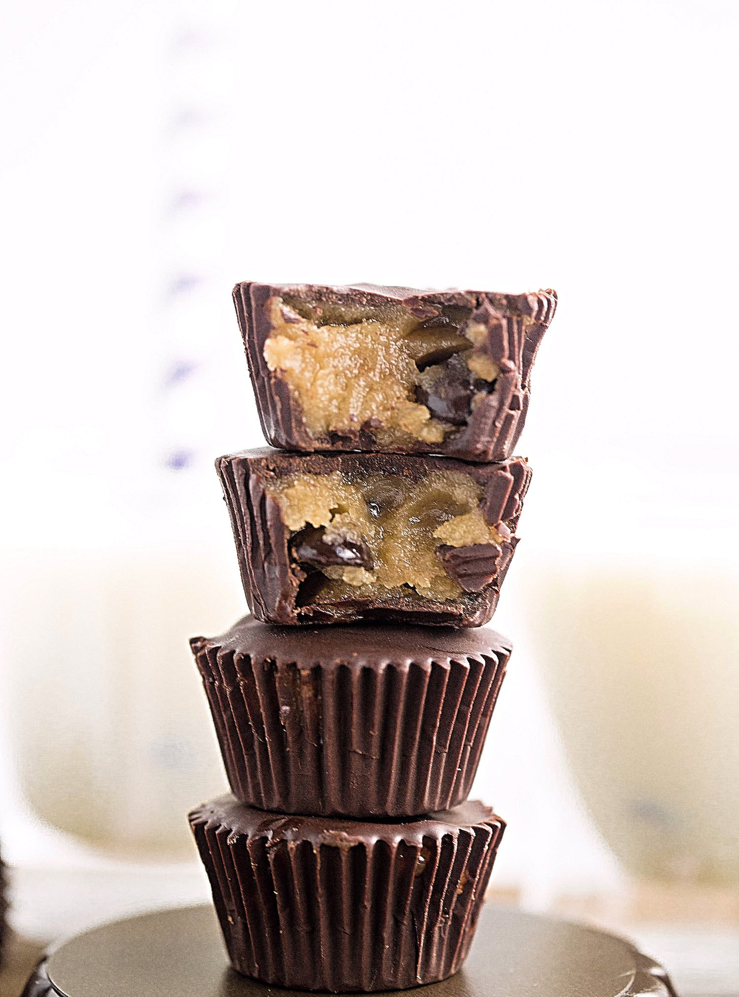 No-Bake Cookie Dough Chocolate Cups: rich chocolate chip cookie dough portioned into mini muffin tins and covered in melted chocolate! | TrufflesandTrends.com