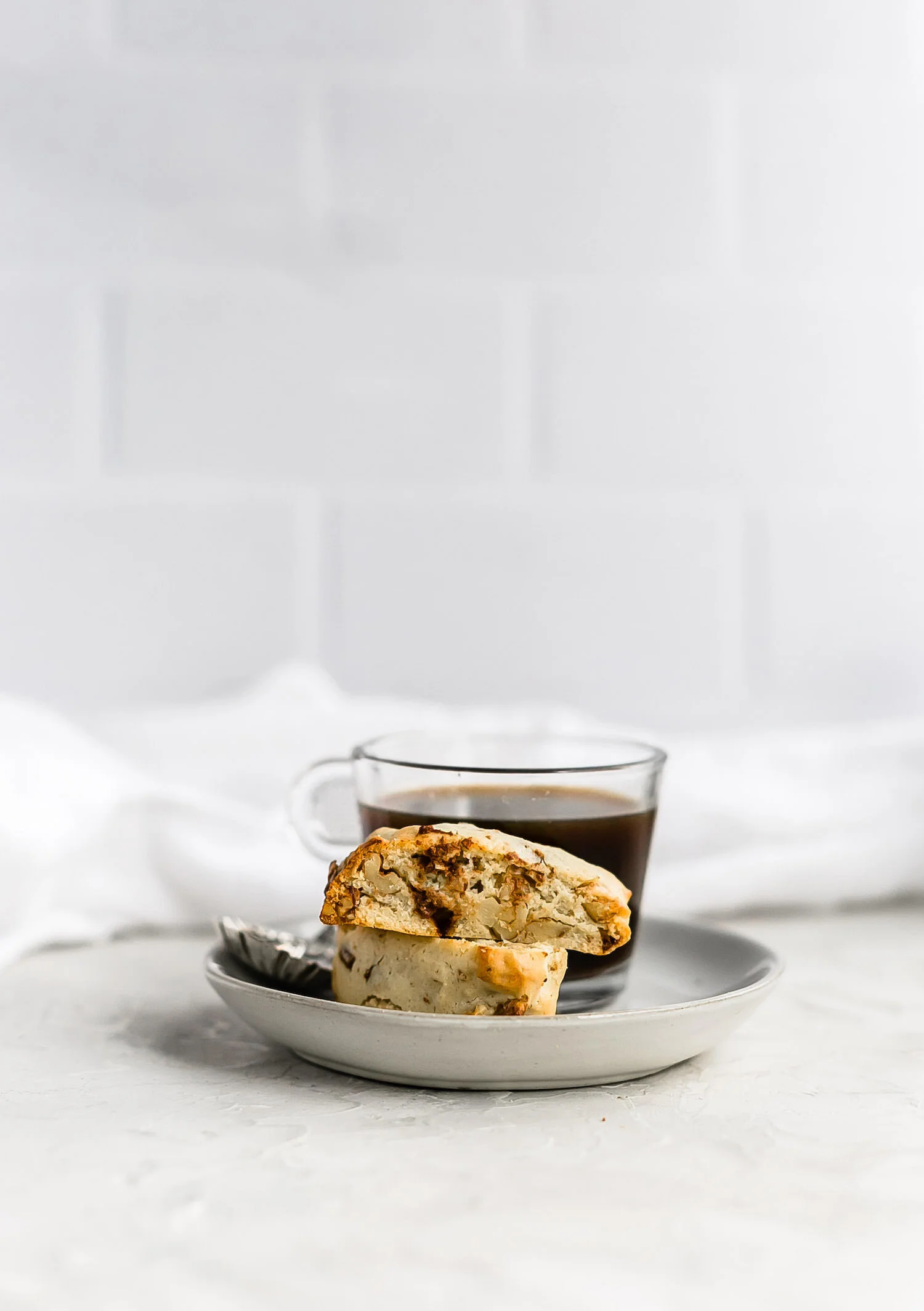 Milk Chocolate Walnut Mini Mandelbread: tender, crunchy, delicious mandelbread packed with milk chocolate chunks and walnut bits. So tiny, easy, and adorable! | TrufflesandTrends.com