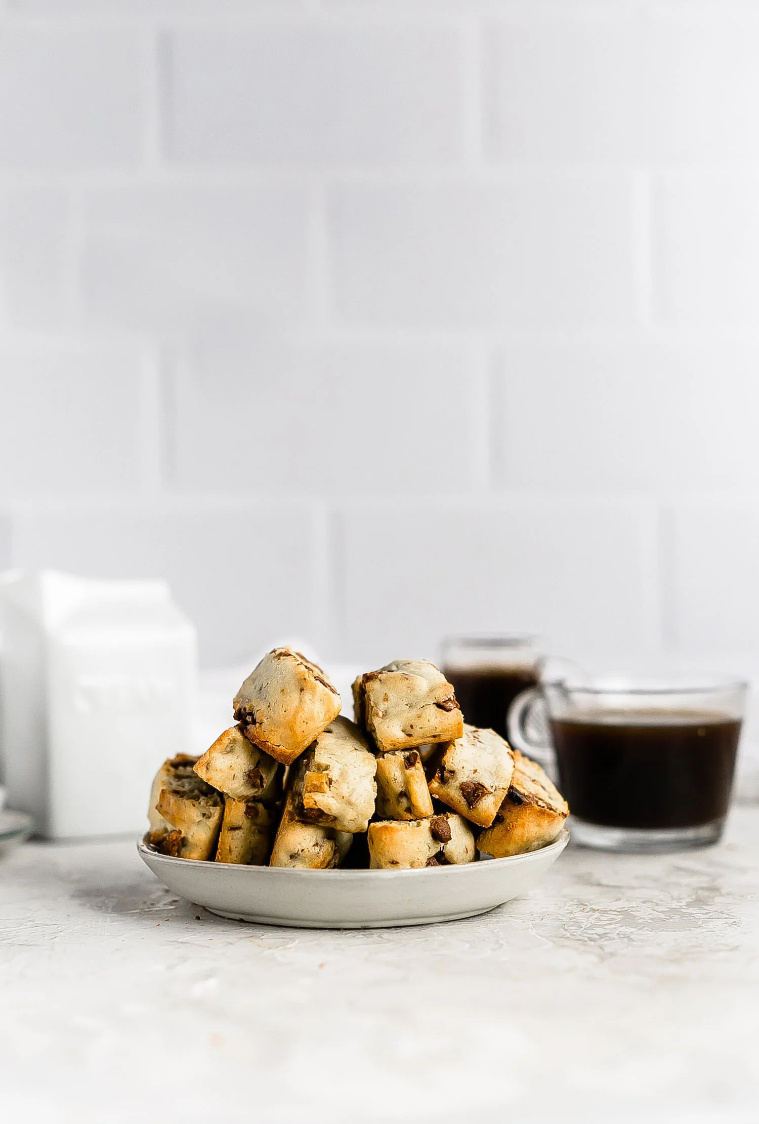 Milk Chocolate Walnut Mini Mandelbread: tender, crunchy, delicious mandelbread packed with milk chocolate chunks and walnut bits. So tiny, easy, and adorable! | TrufflesandTrends.com