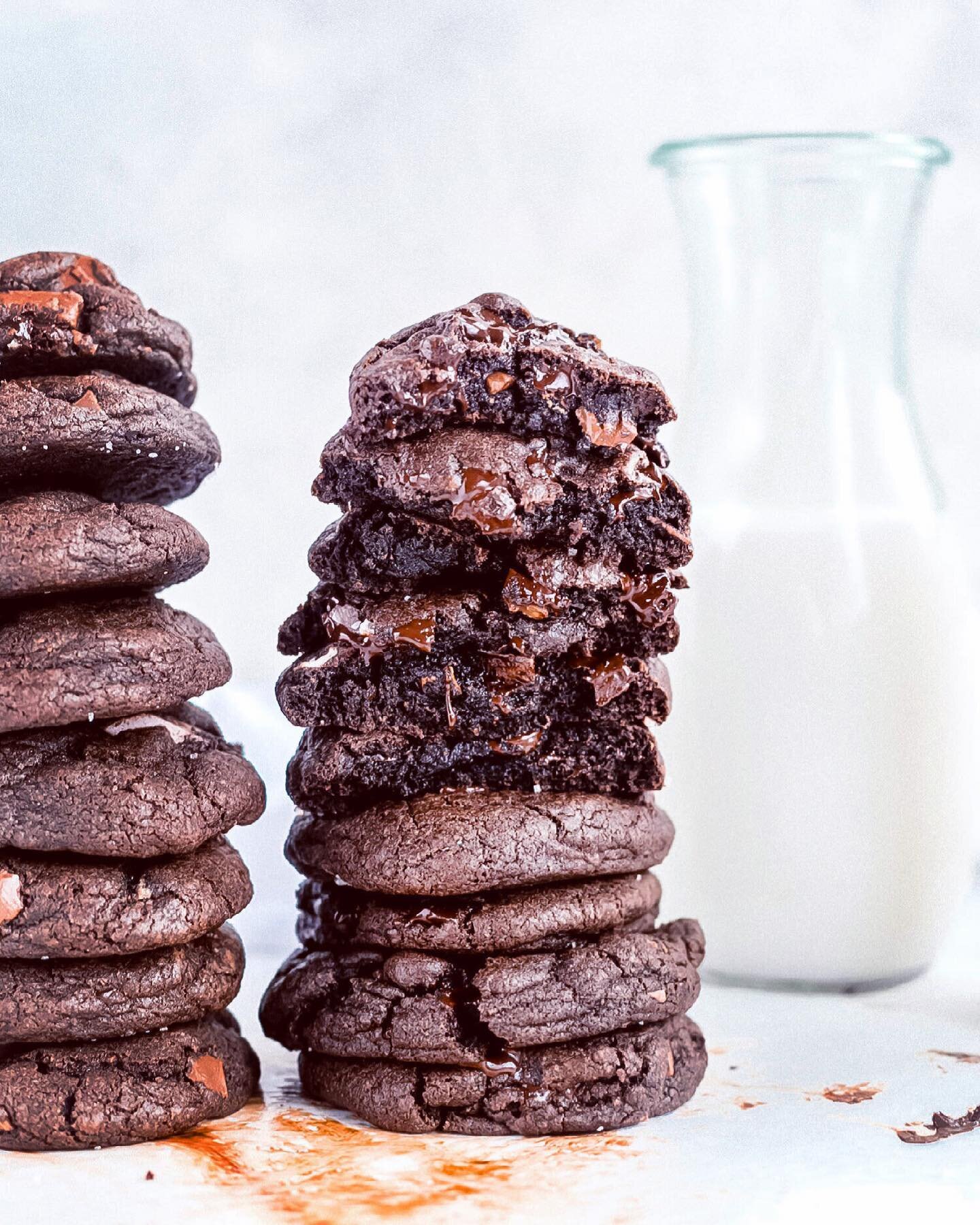 ✋🏻 NEW BLOG POST ✋🏻 HOLY CHOCOLATE COOKIES, my goodness. If you like cookies. And you like chocolate. And you like good things. You&rsquo;d be doing yourself a great service by trying out these Brown Butter Triple Chocolate Cookies 👉🏻 {click link