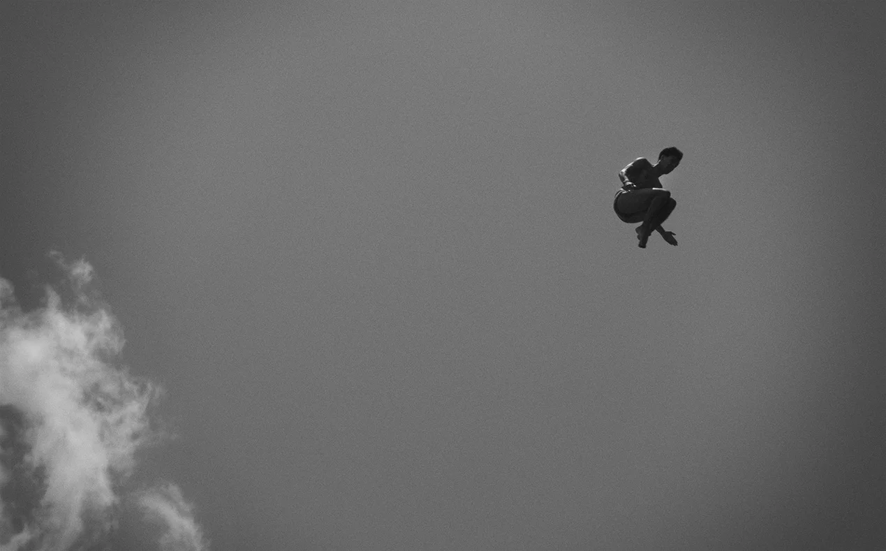 DSC01915RBcliffdiveblkwhtF.jpg