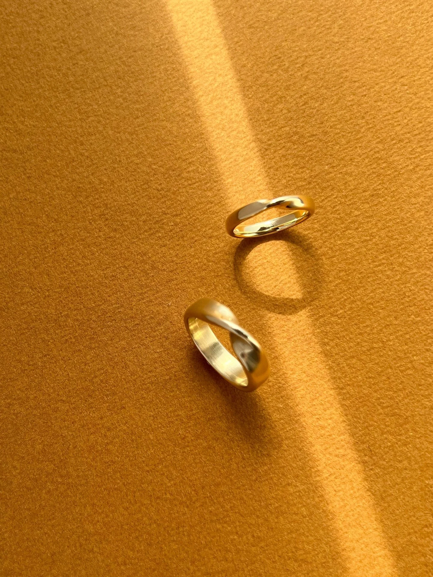 A recent wedding ring commission. Softly curved mobius bands, oval profile with a gentle twist.. 18ct gold high polish for her and 9ct gold with soft satin finish for him. ✨

#weddingrings #mobiusrings #lovegold #lifeofajeweller