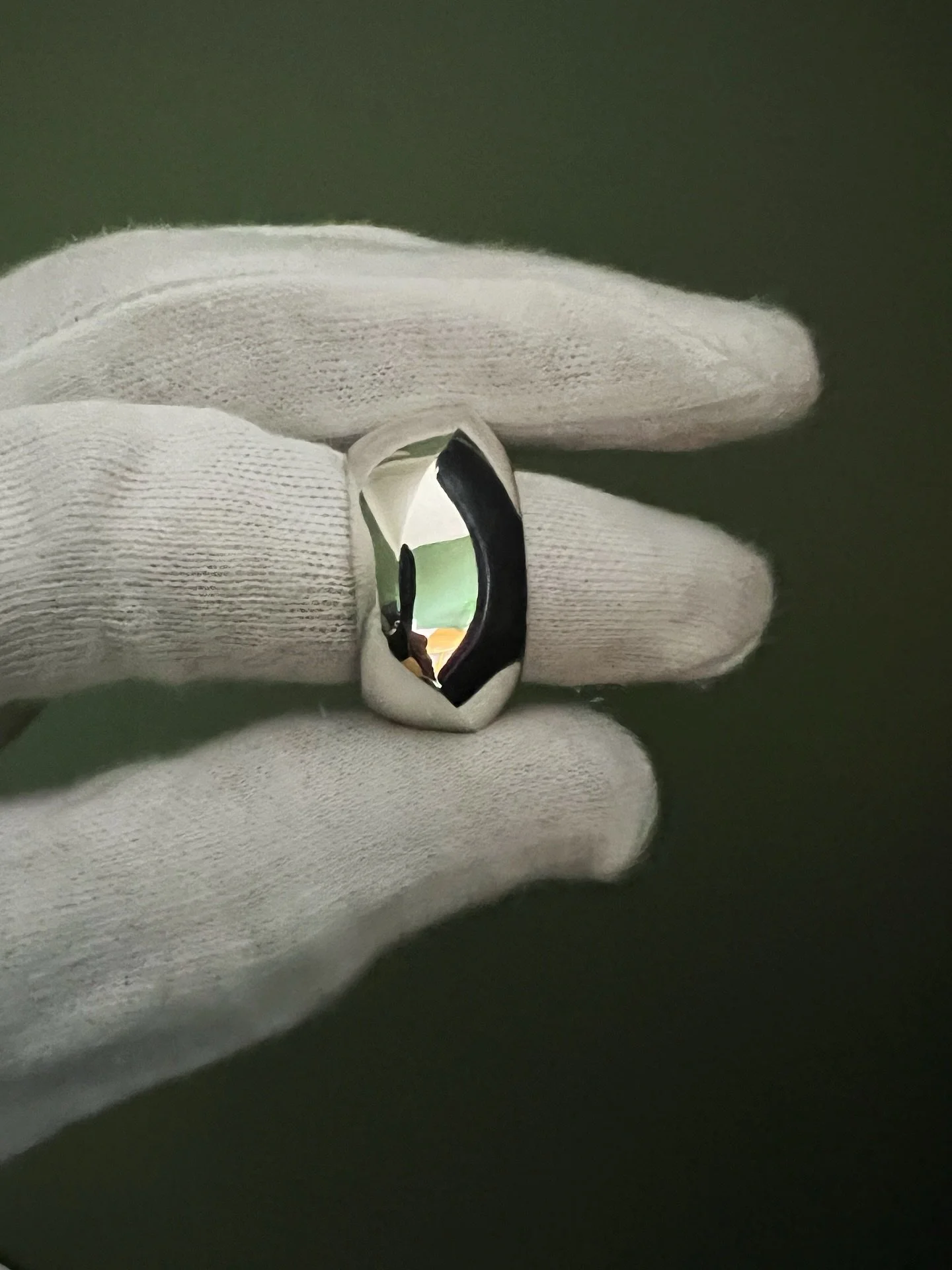 New ring style so shiny that it&rsquo;s nearly impossible to photograph. Softly curved, tactile, sculptural. Coming soon ✨

#sculpturaljewellery #lifeofajeweller #contemporaryjewellry #chunkyring #chunkyrings