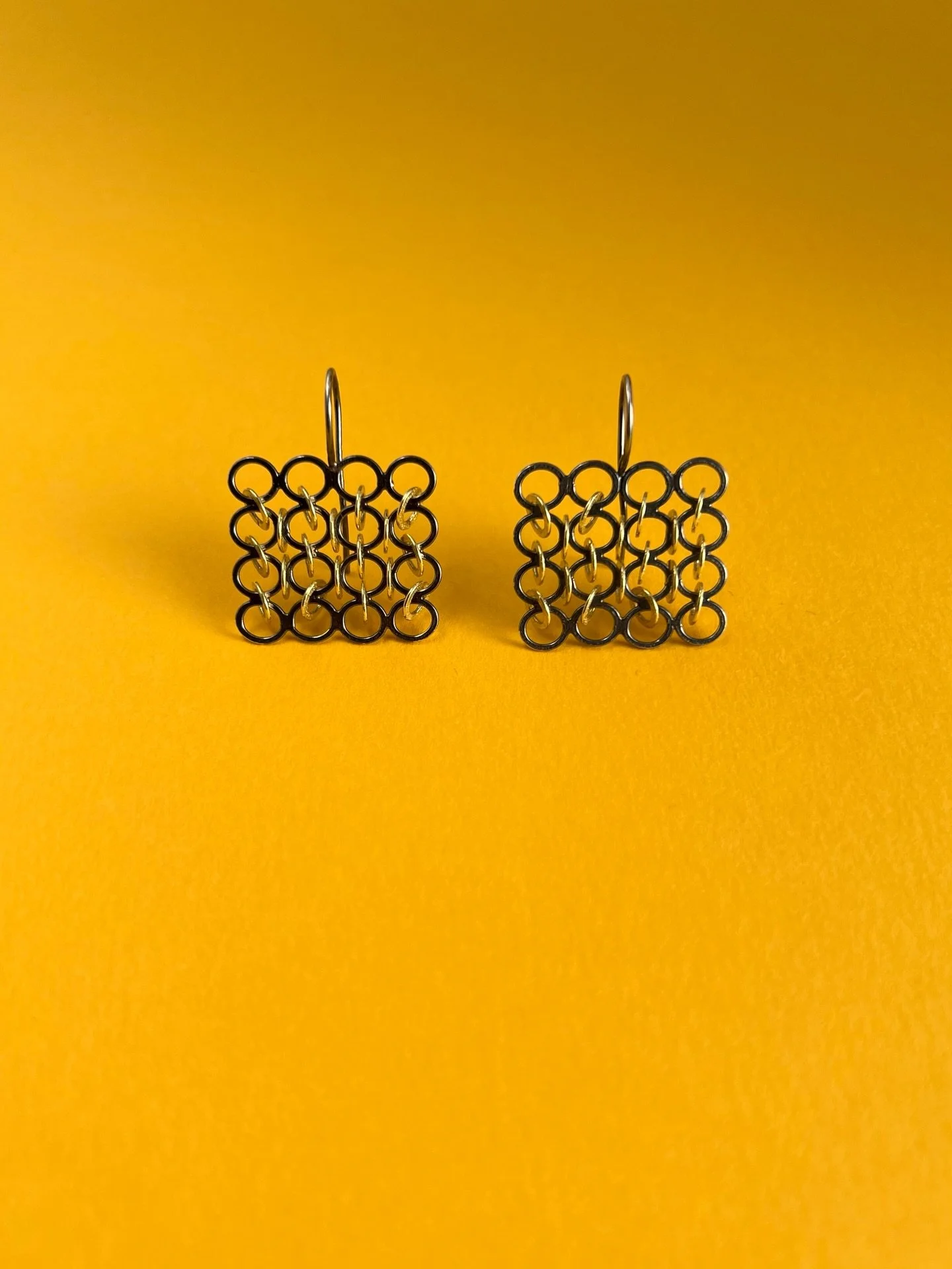 A new earring design in oxidised silver and 18ct gold. These have such a lovely subtle shimmer that responds to movement when worn. Ready for the upcoming exhibition at The Scottish Gallery.

Down to the Wire 
@scottishgallery @gswd1693 
5 March 2026