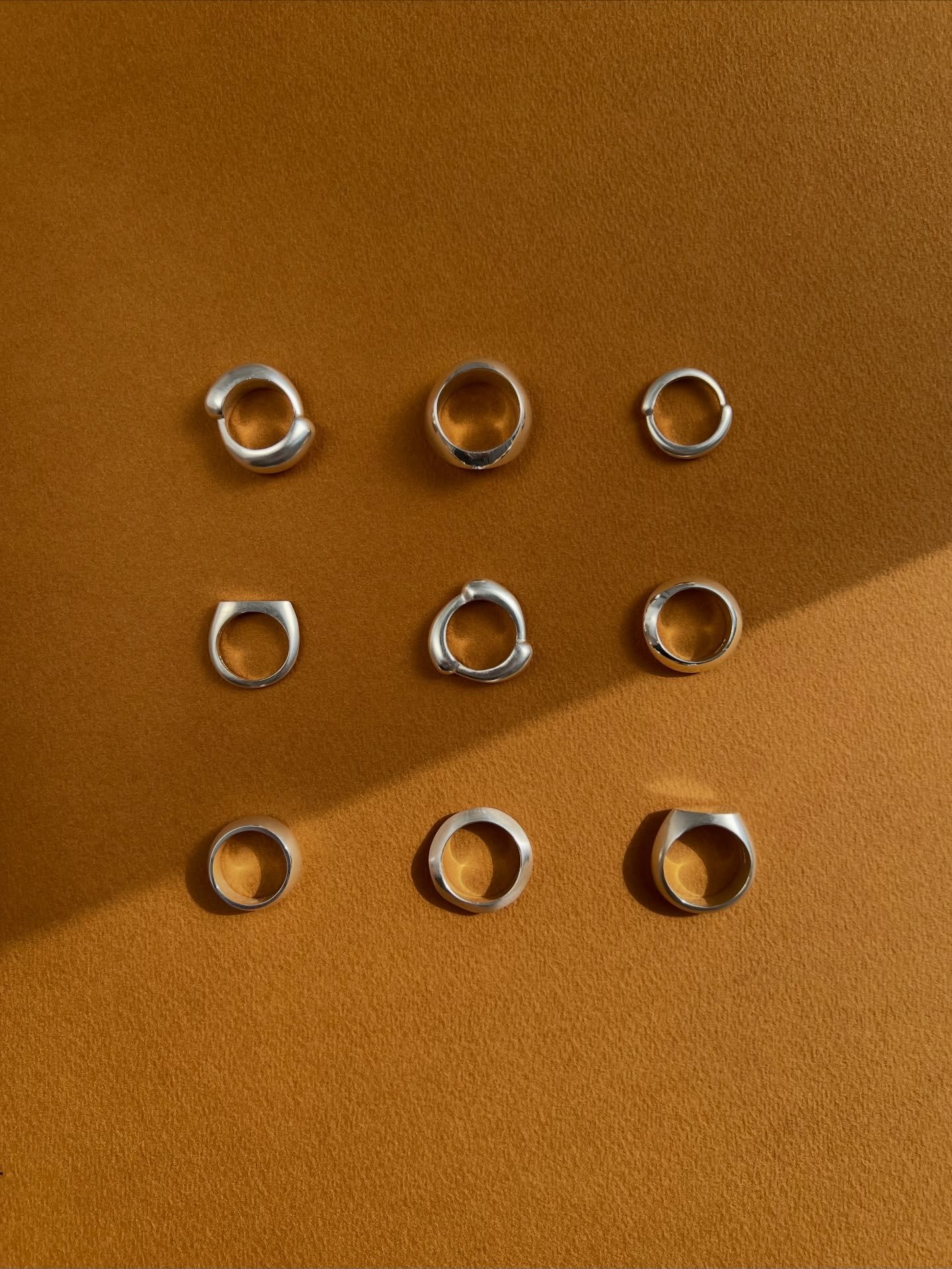 Silver rings and sunshine, yes please 🌞
I like to think about how a ring feels. Soft shapes, sculptural forms that invite play, bring comfort and have a satisfying weight on the hand.

#silverrings #adornyourself #ringlover #contemporaryjewellry #co