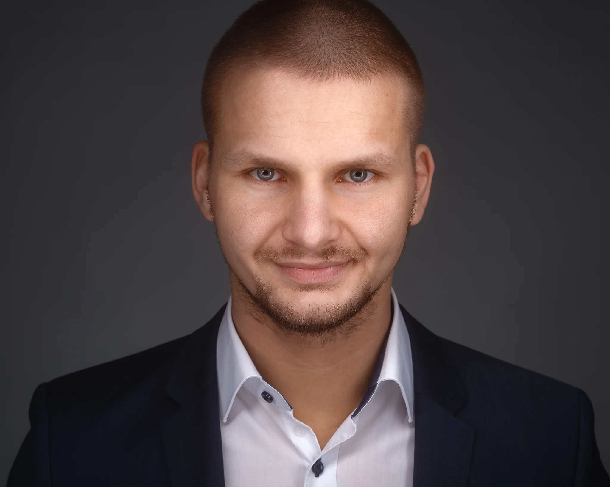 headshot-001.jpg