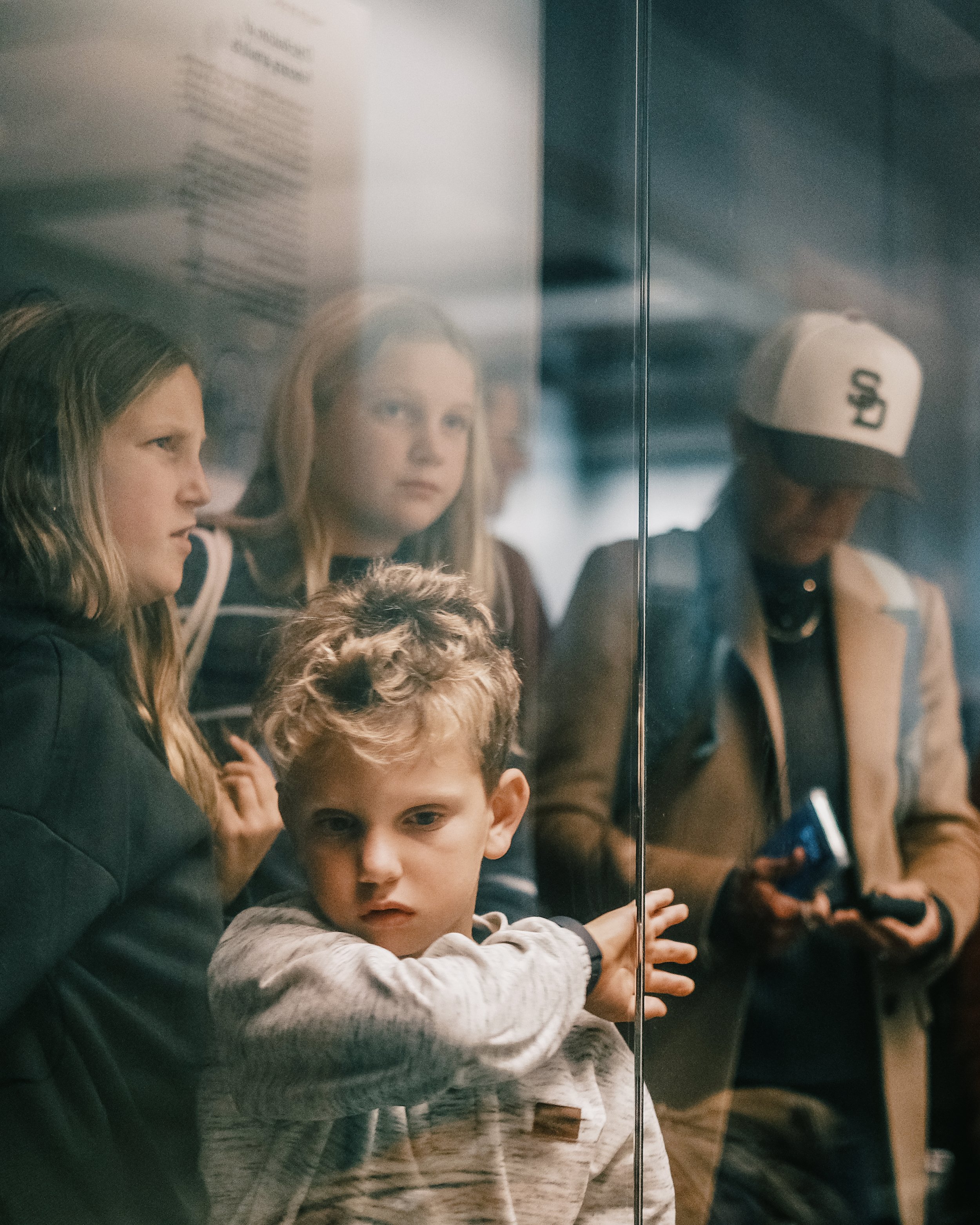 london - don't touch the glass.jpg