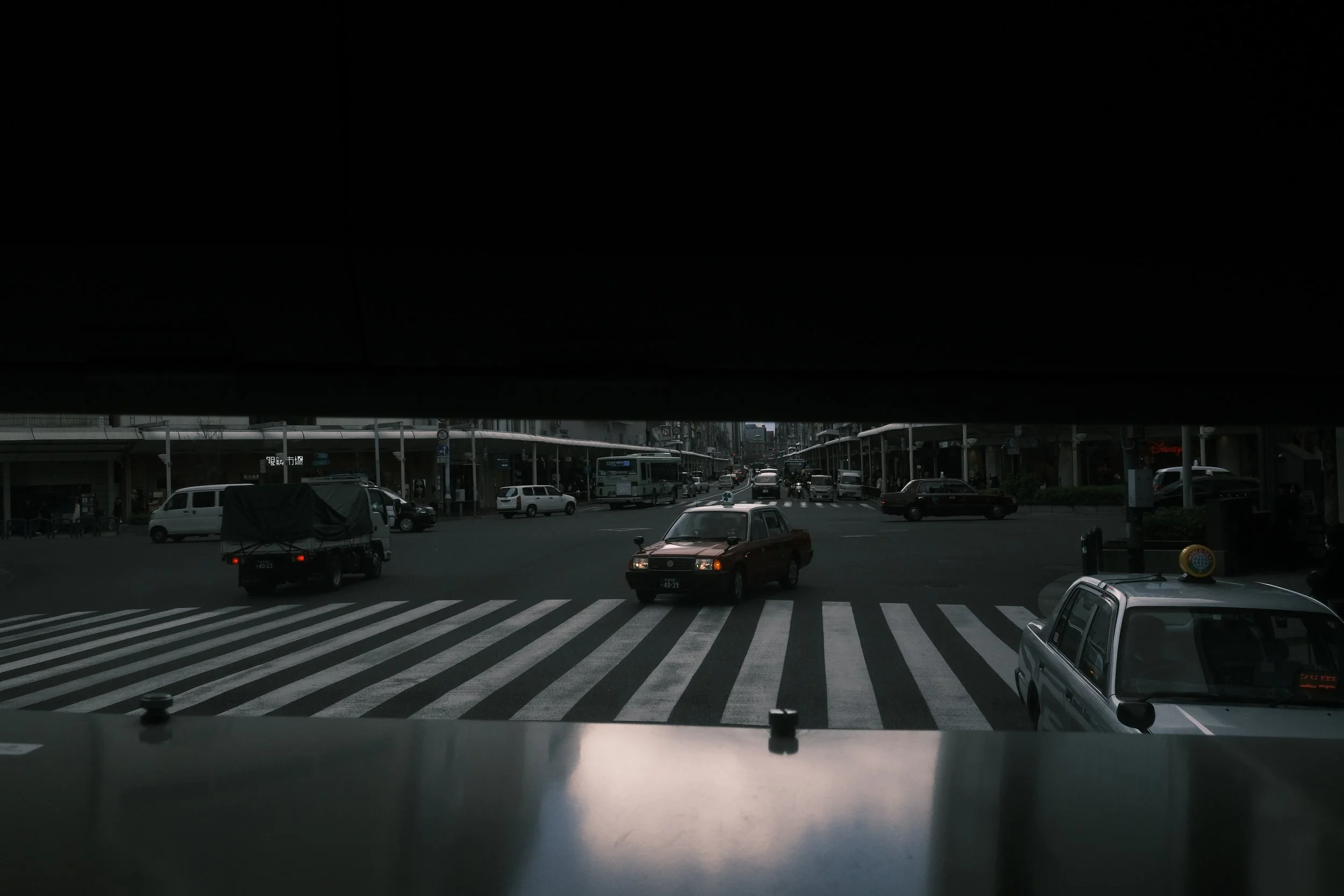 kyoto - cars pass.jpg
