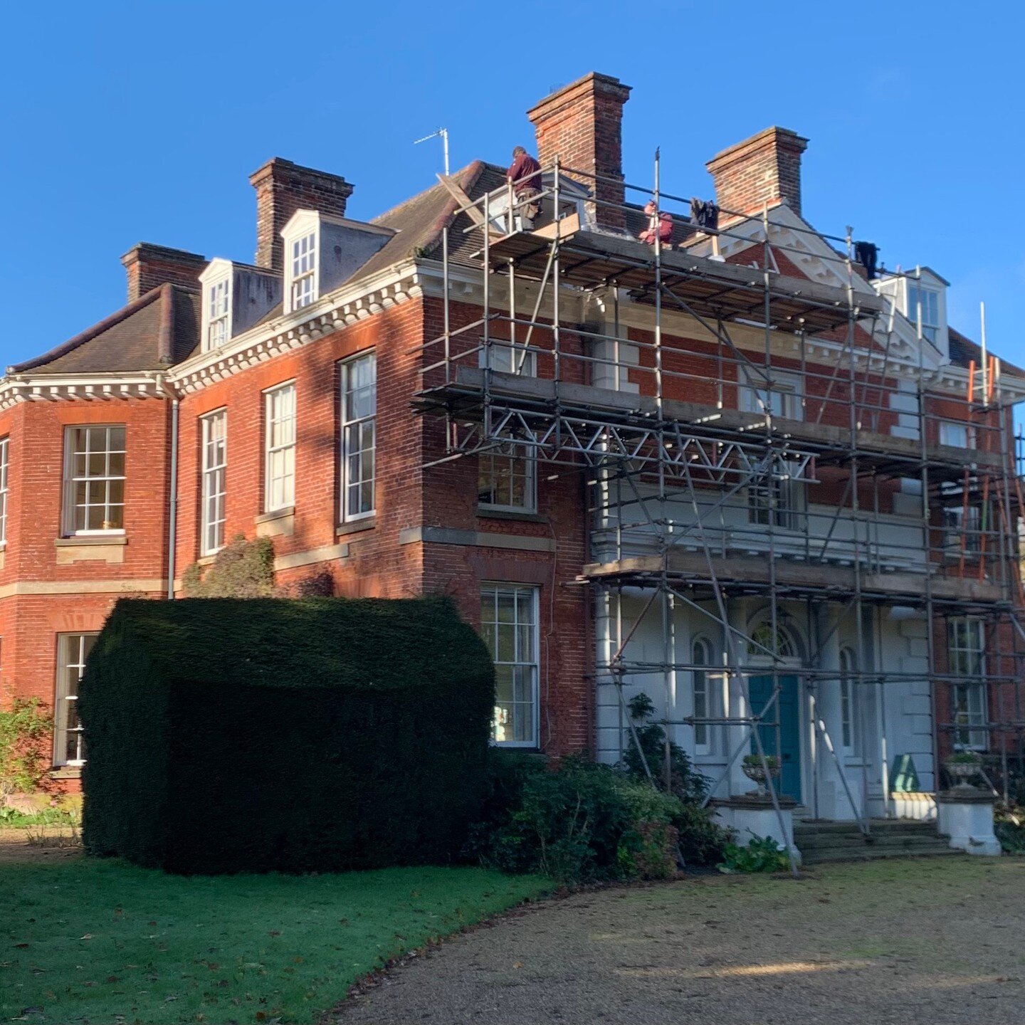 TMLTD have just completed the repairs to this beautiful house near Wroxham. Our most complex project yet - to repair the structural carpentry of the roof, dormers and modilian cornice.
Credit and thanks go to -
Scaffolding - Lee Gammage
Roofing - Mic