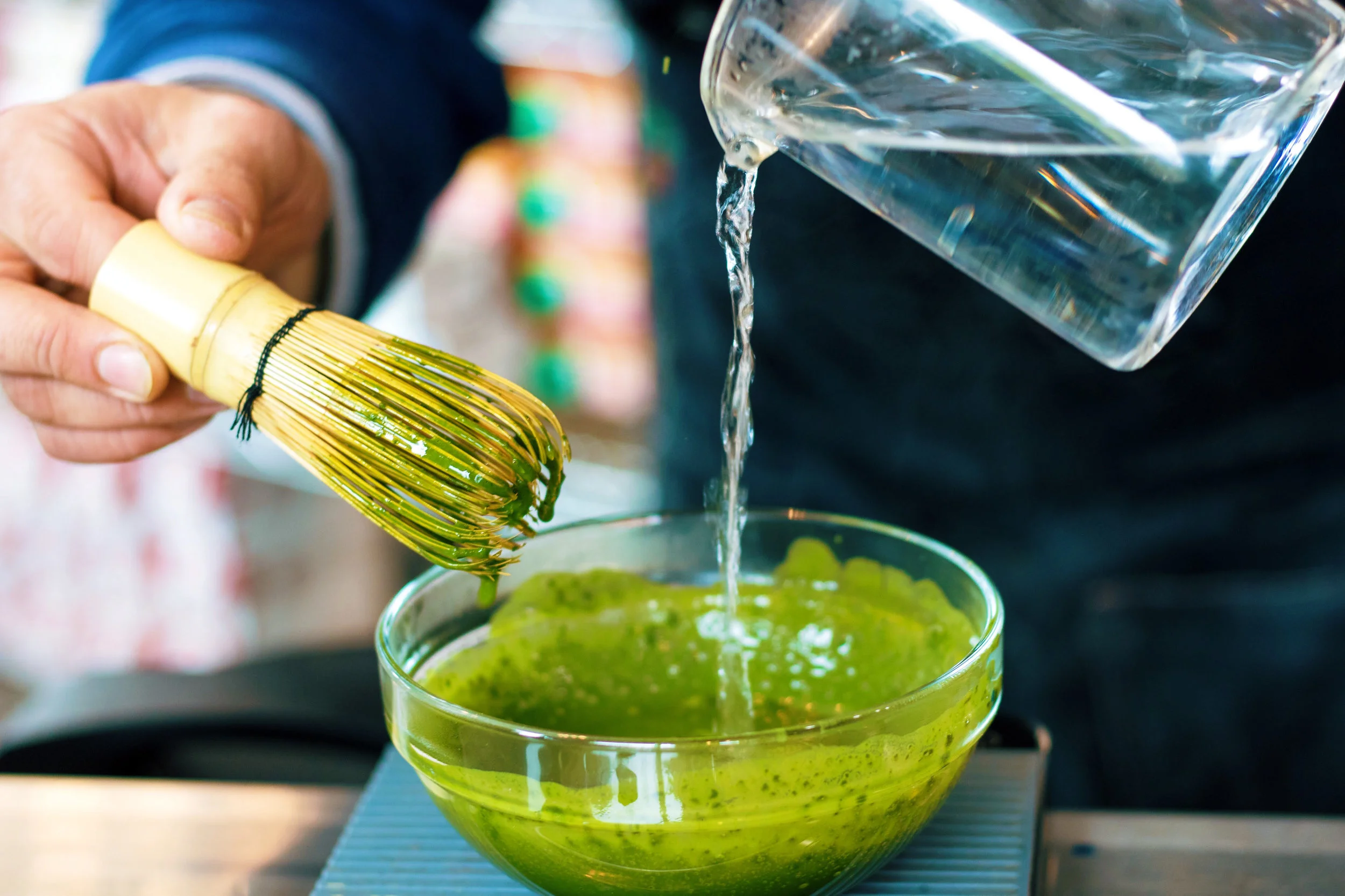 Matcha is a food high in GABA, which is a molecule made in the brain that increases well-being. More specifically, it relieves anxiety, improves mood, promotes lean muscle growth, stabilizes blood pressure, reduces pain and PMS and helps with concentration and mental clarity.
