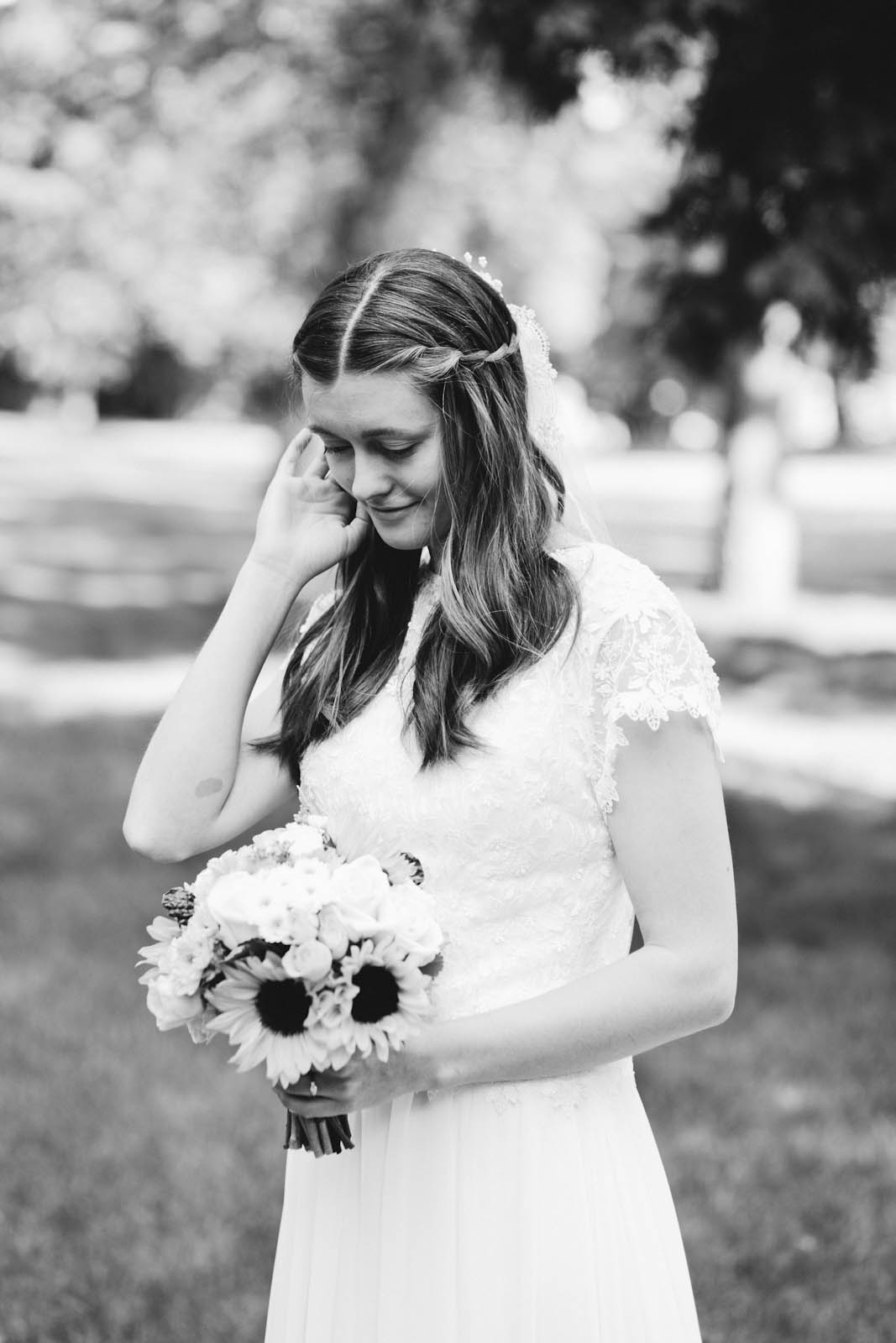 bride black and white summer twin cities wedding photographer