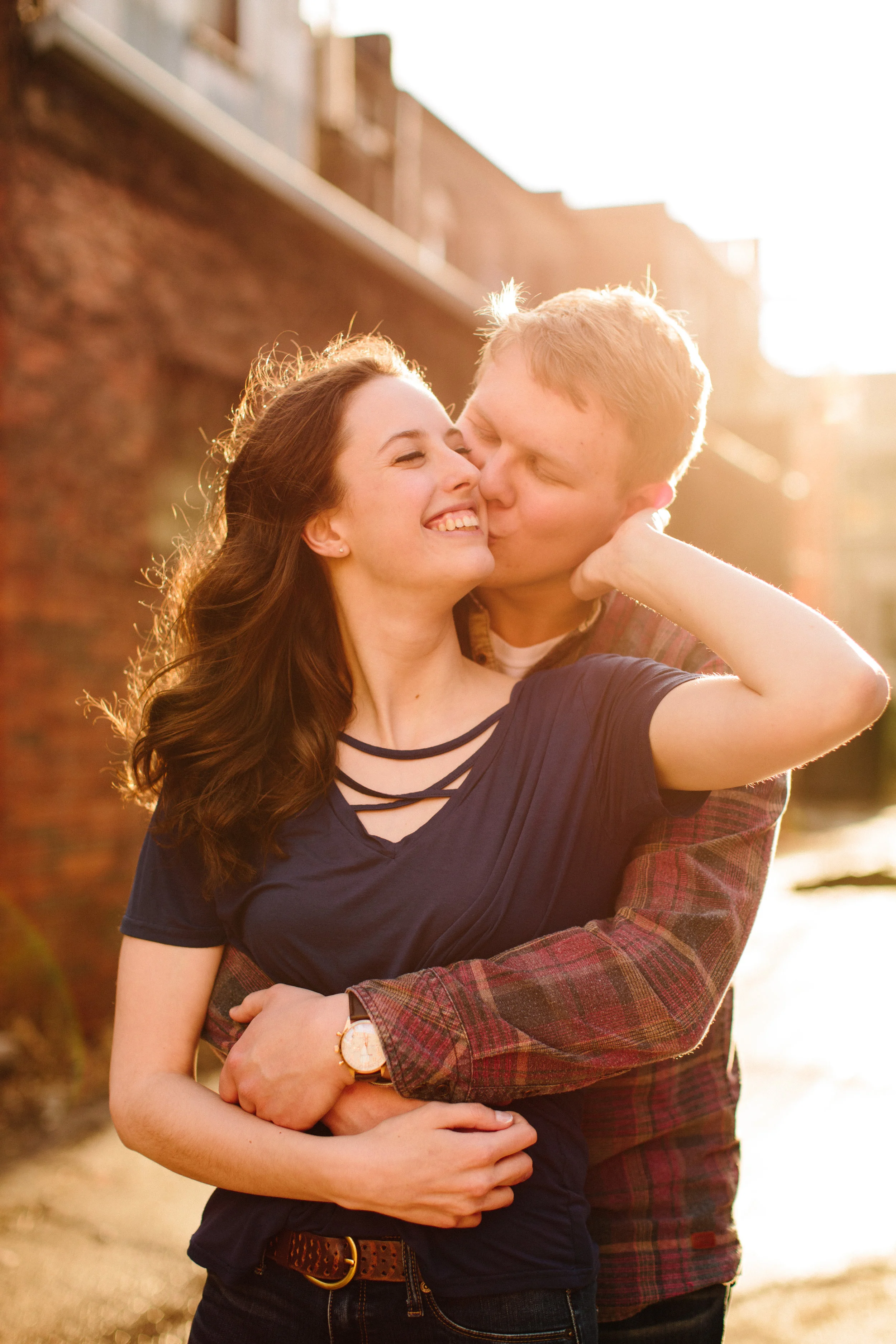 summer engagement pictures downtown des moines