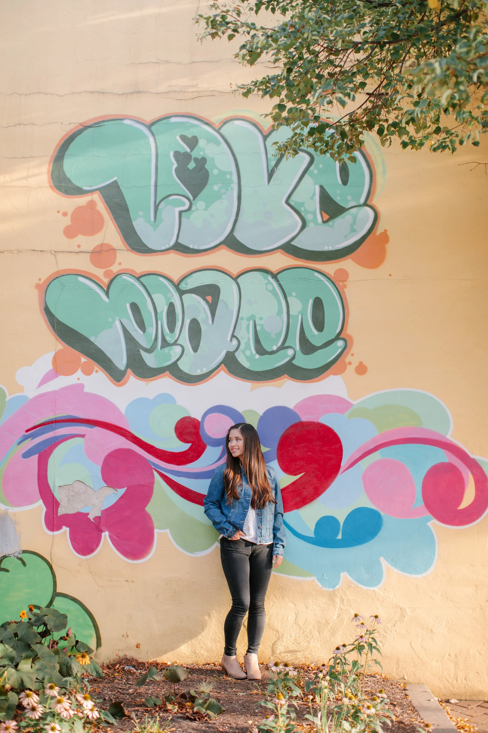 fun graffiti wall senior photos in des moines