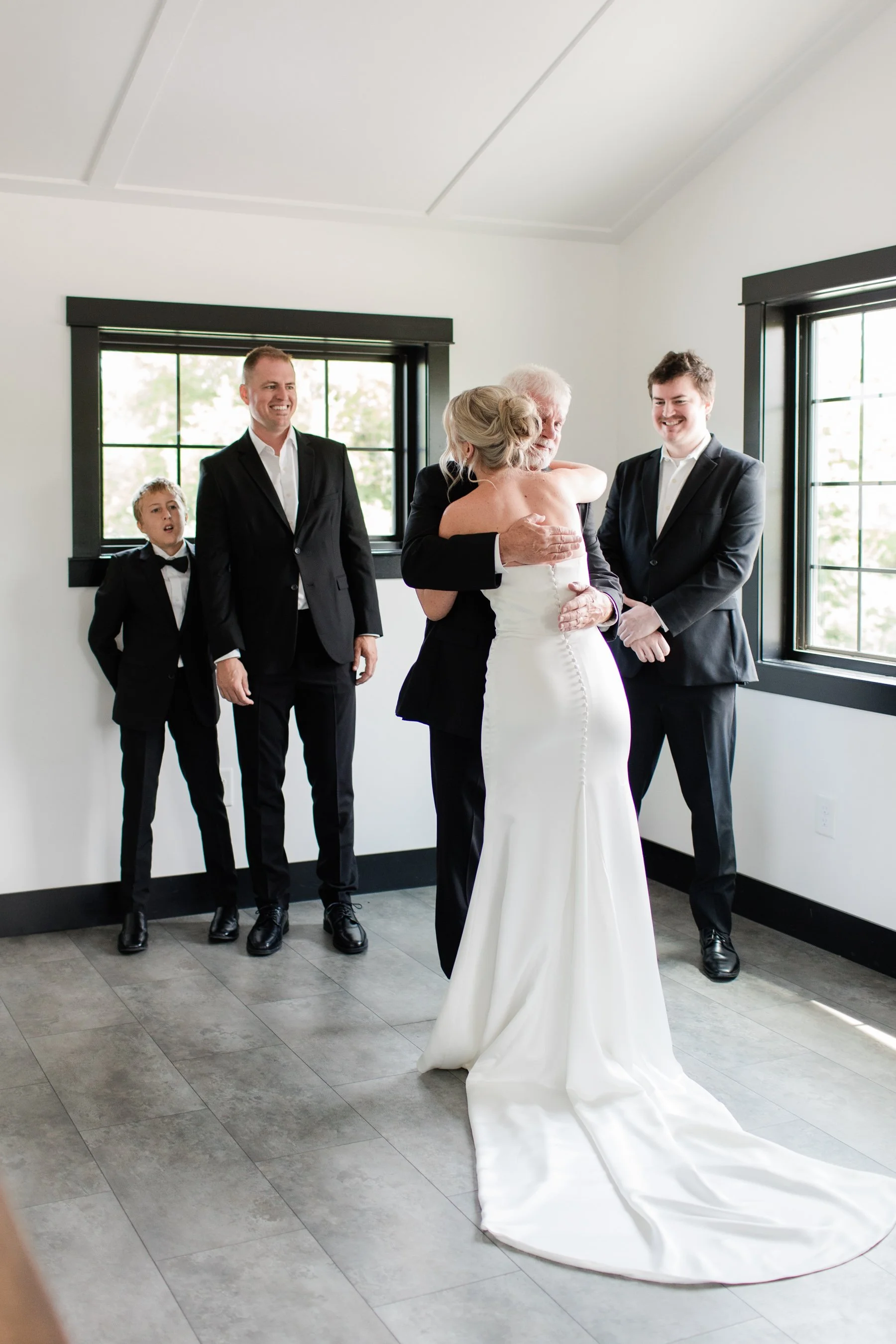 busy-bee-wedding-photographer-iowa-15.jpg