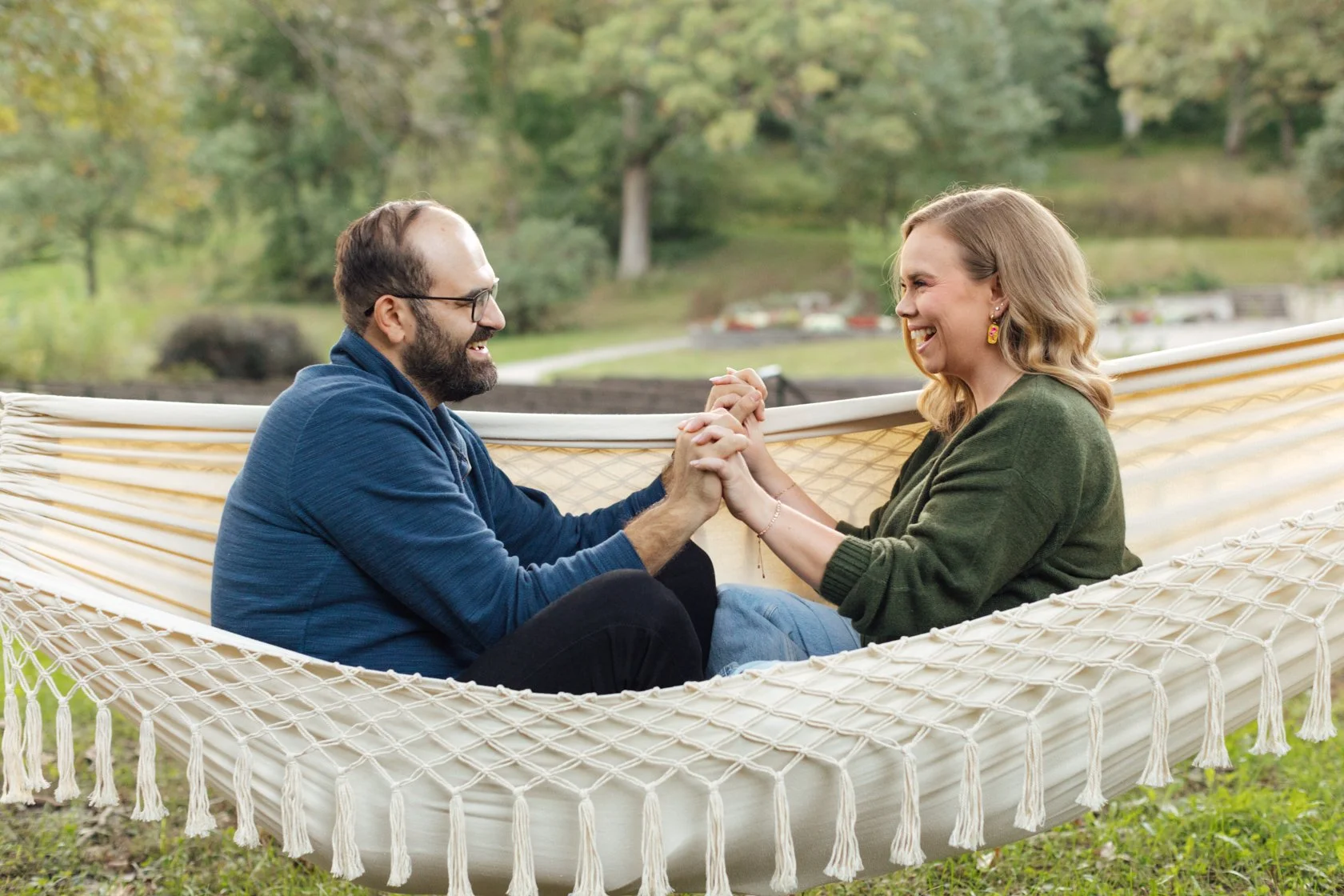 rose-garden-fall-dsm-engagement-hammock-21.jpg